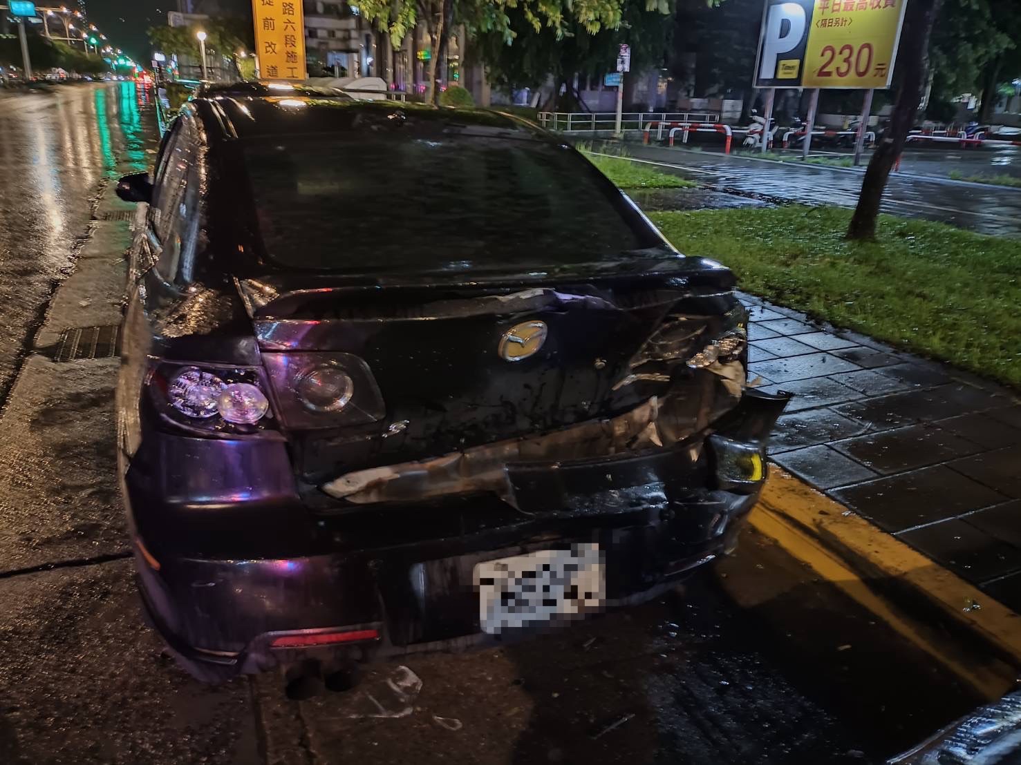 路邊無故挨撞的轎車受損嚴重。(翻攝畫面)