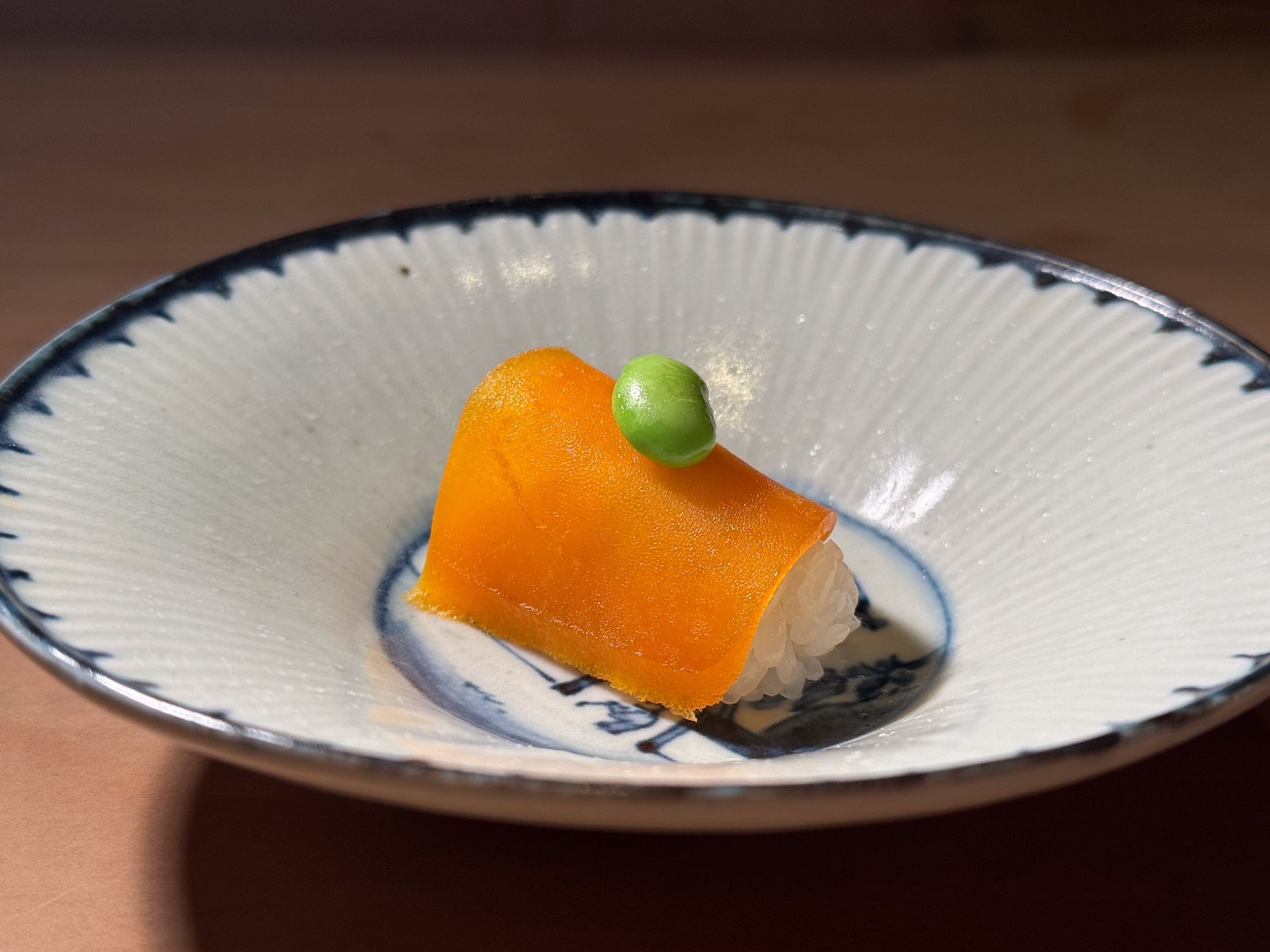 「生烏魚子糯米飯與毛豆」以長岡主廚親自醃製的溏心烏魚子，搭配Q彈糯米飯，米香與烏魚子的鹹香交織，層次鮮明。（豊漁餐飲集團提供）