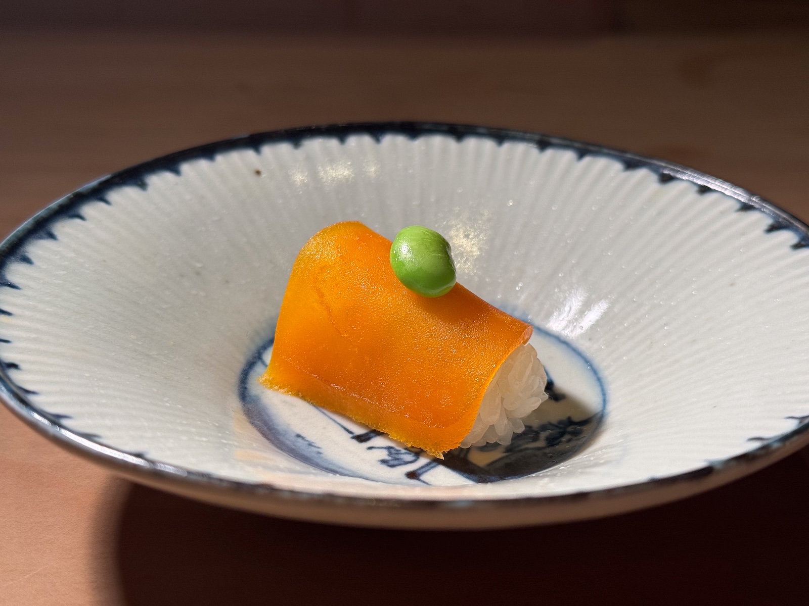 「生烏魚子糯米飯與毛豆」以長岡主廚親自醃製的溏心烏魚子，搭配Q彈糯米飯，米香與烏魚子的鹹香交織，層次鮮明。（豊漁餐飲集團提供）