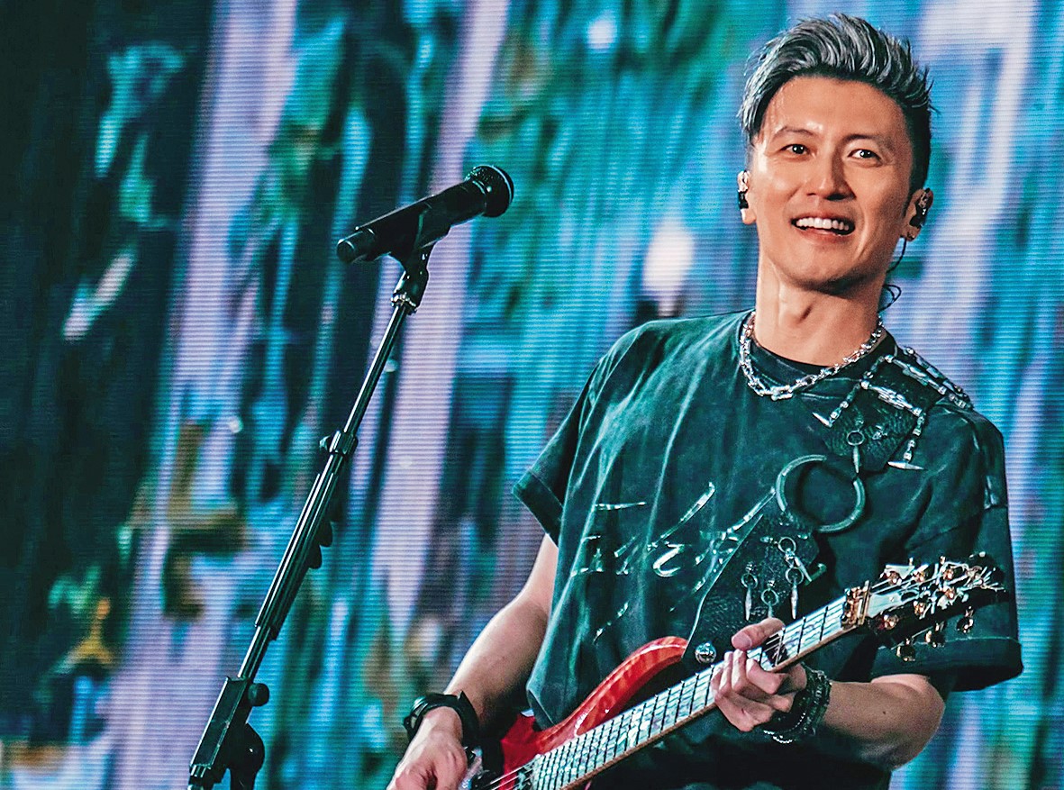 謝霆鋒在22歲那年，開車肇事竟讓司機頂罪，「頂包案」令他形象崩壞，甚至一度退出演藝圈避風頭。（鋒味微博）