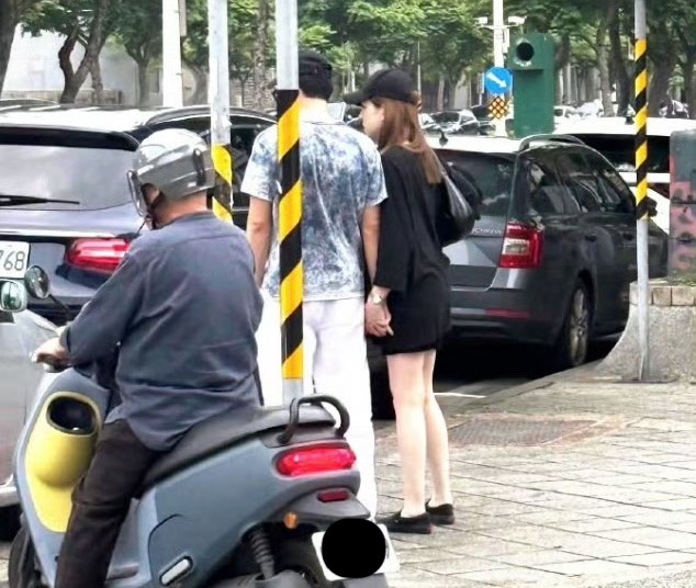 許瑋甯上月被民眾目擊和邱澤十指緊扣現身天母。（翻攝threads）