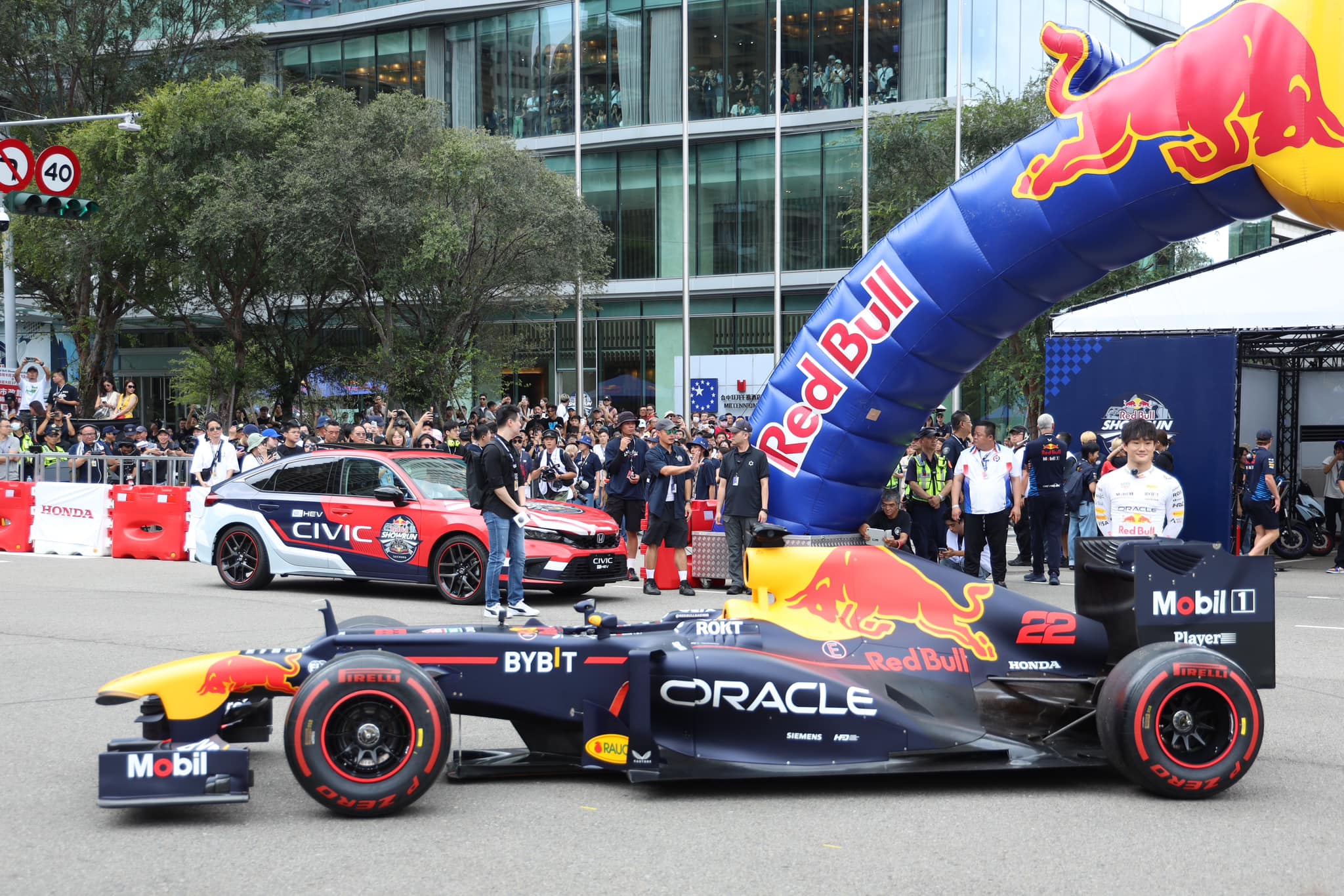 Red Bull Showrun Taichung國際賽車展演昨(28日)熱血開跑。(翻攝自盧秀燕臉書)