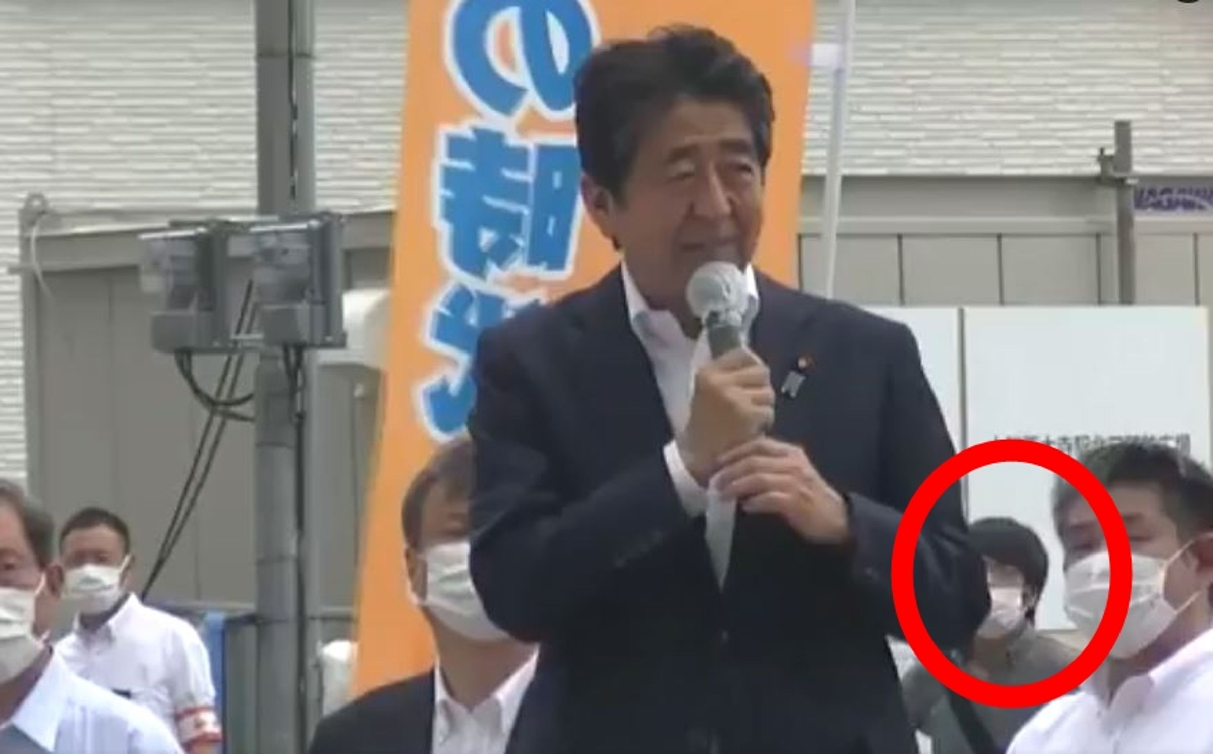 日本前首相安倍晉三槍擊案,45歲嫌犯山上徹也(紅圈處)今在庭上對殺人罪認罪。(翻攝自X)