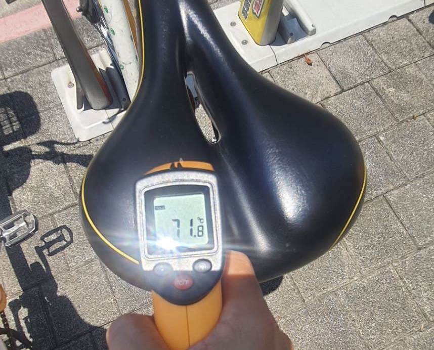 在烈日當頭下實測，YouBike座墊溫度飆高到71度。（汪志冰服務處提供）