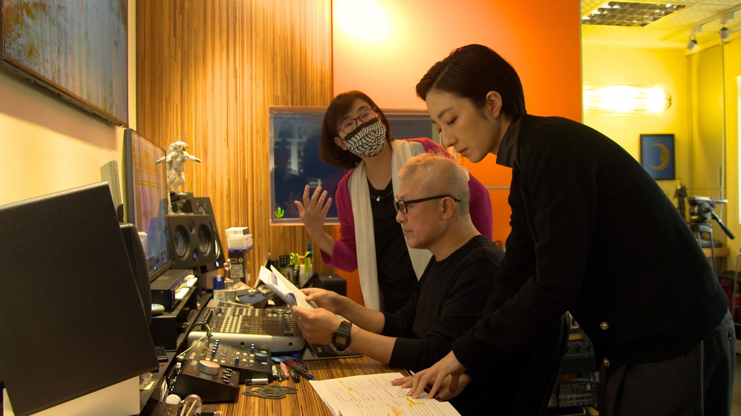 桂綸鎂(右起)與旁白錄音師高申隆、製作人施悅文在錄音室進行錄音討論。(公視提供)