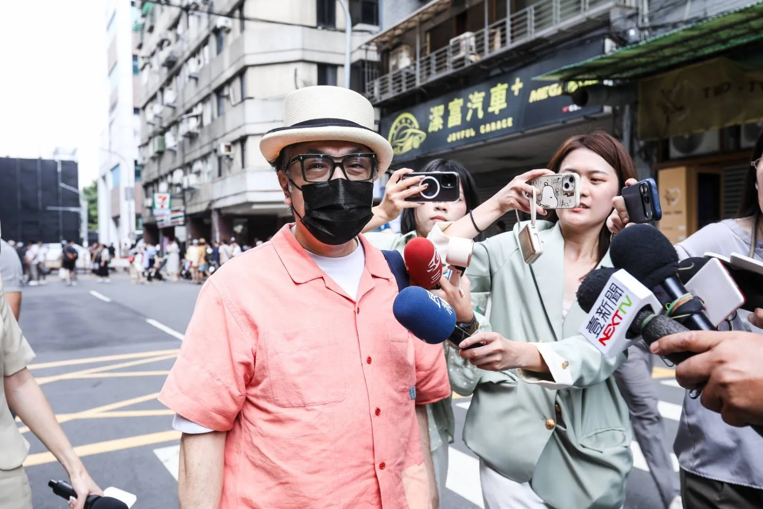 蔡康永現身沈伯洋競總成立大會！　手持加油棒應援：若能訪問兩位候選人會很棒