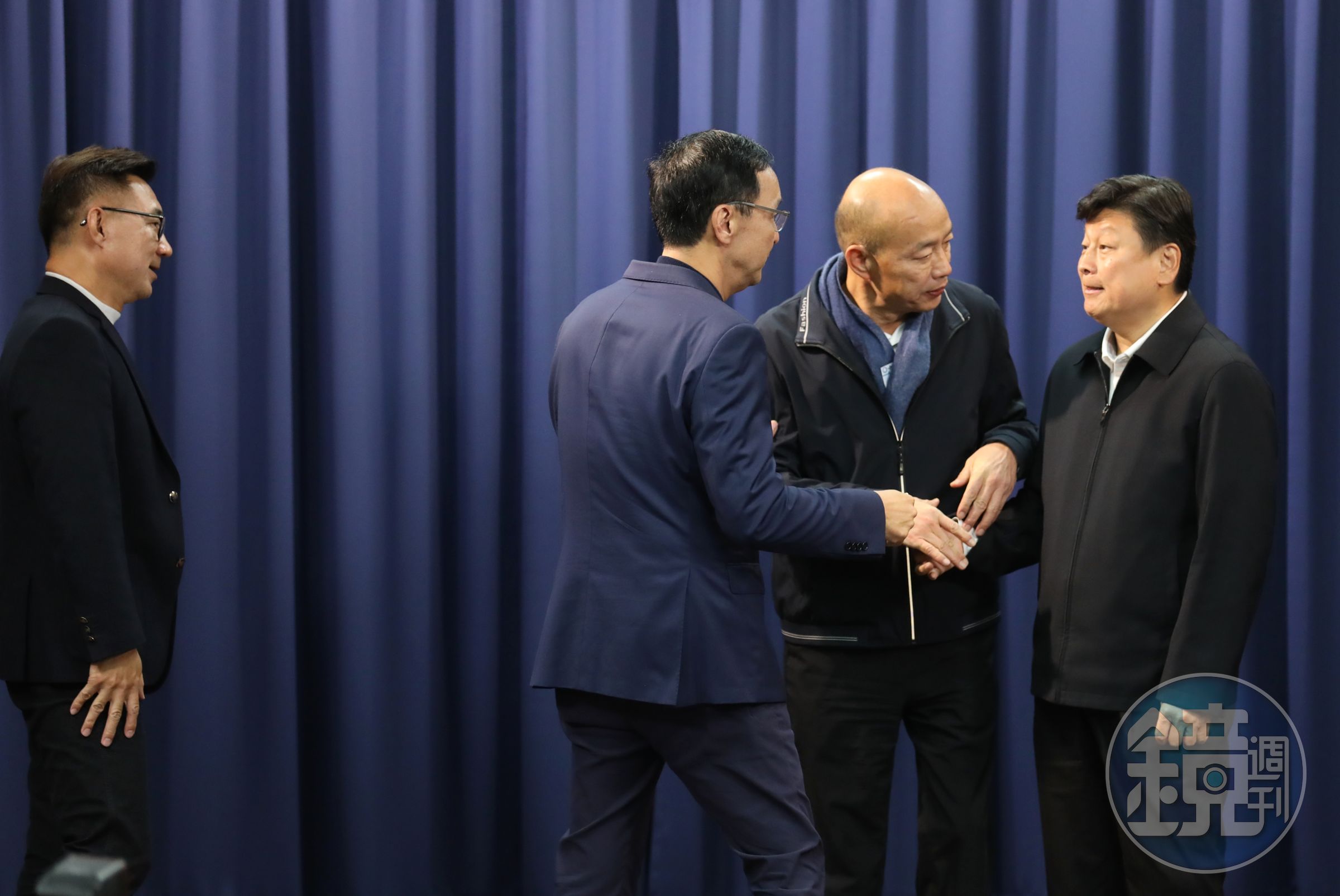 國民黨內部龍頭之爭告一段落,傅崐萁(右一)最終決定退出改選黨團總召,正副院長由韓國瑜(右二)與江啟臣(左一)出線,左二為黨主席朱立倫。