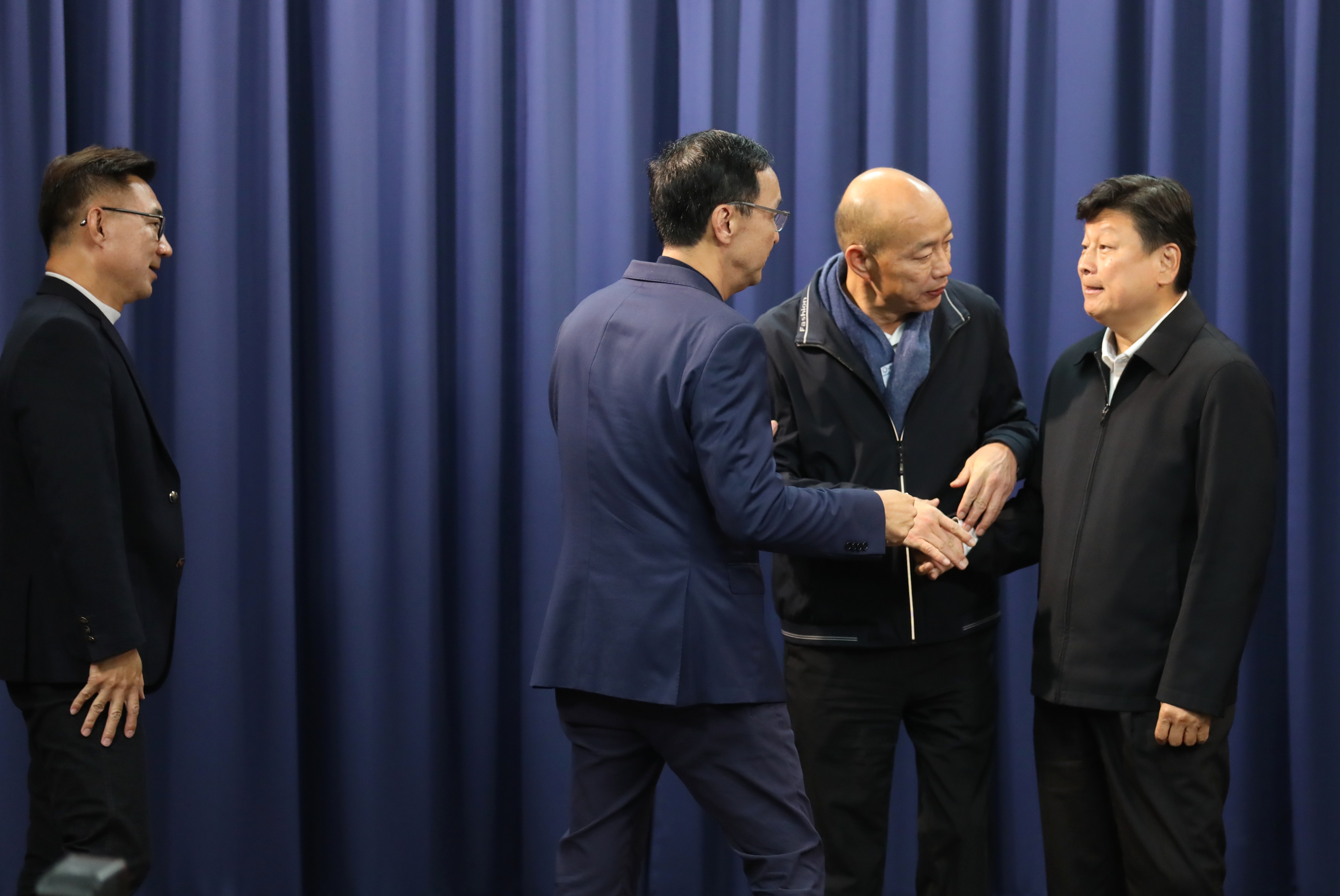 國民黨內部龍頭之爭告一段落，傅崐萁（右一）最終決定退出改選黨團總召，正副院長由韓國瑜（右二）與江啟臣（左一）出線，左二為黨主席朱立倫。
