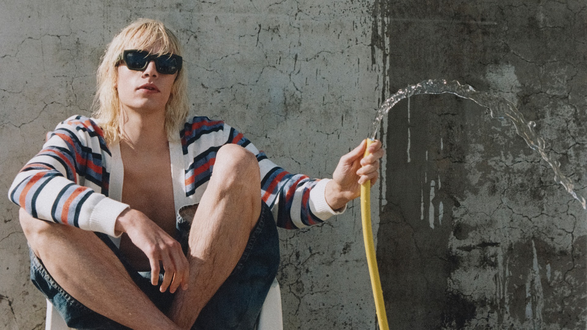 .KENZO 2025 High Summer膠囊系列登場了。白色條紋棉質開襟衫。NT$18,800（惇聚國際提供）