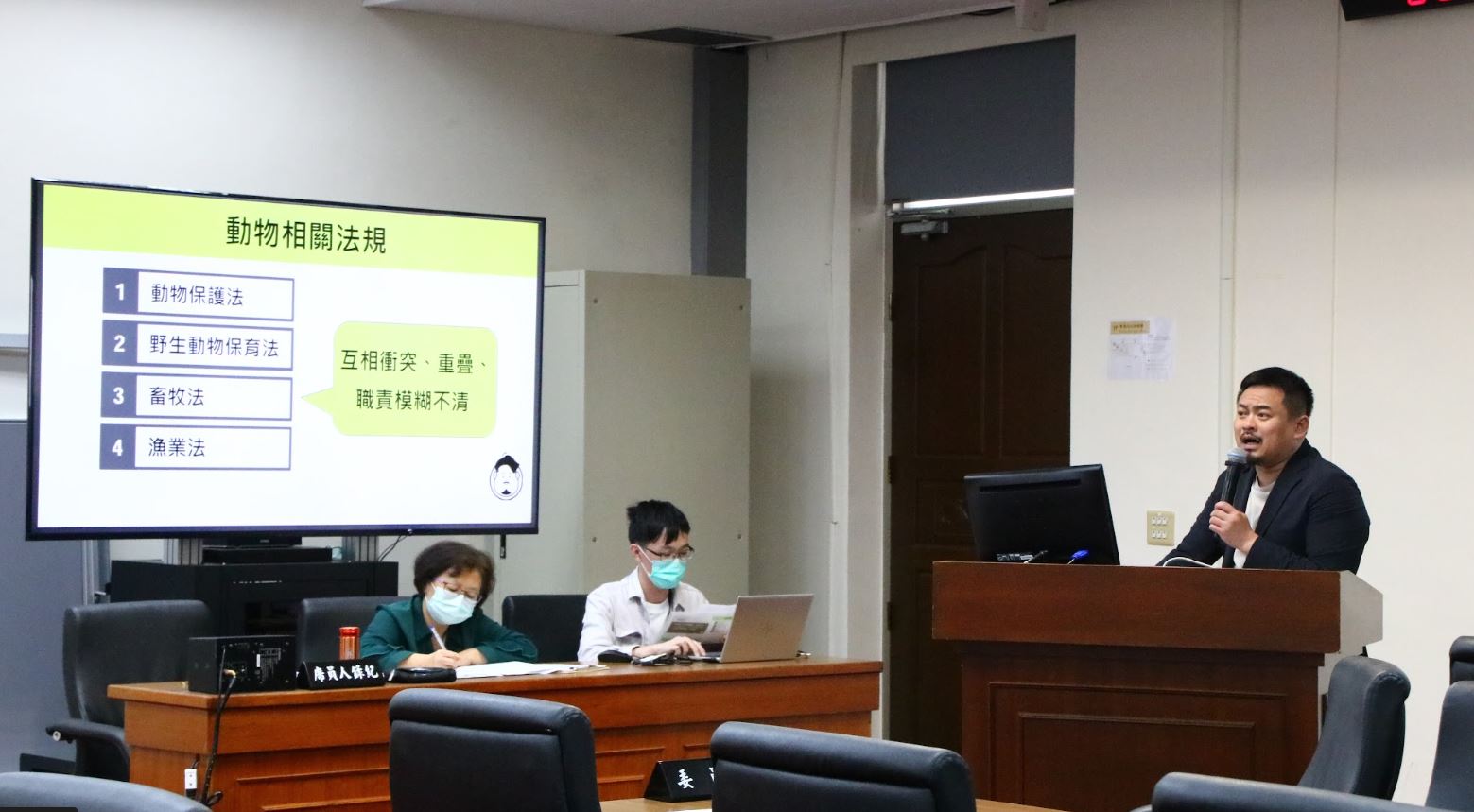 立委洪申翰針對野生動物遭遊蕩犬貓襲擊之事質詢農業部，要求盡速訂出規範。