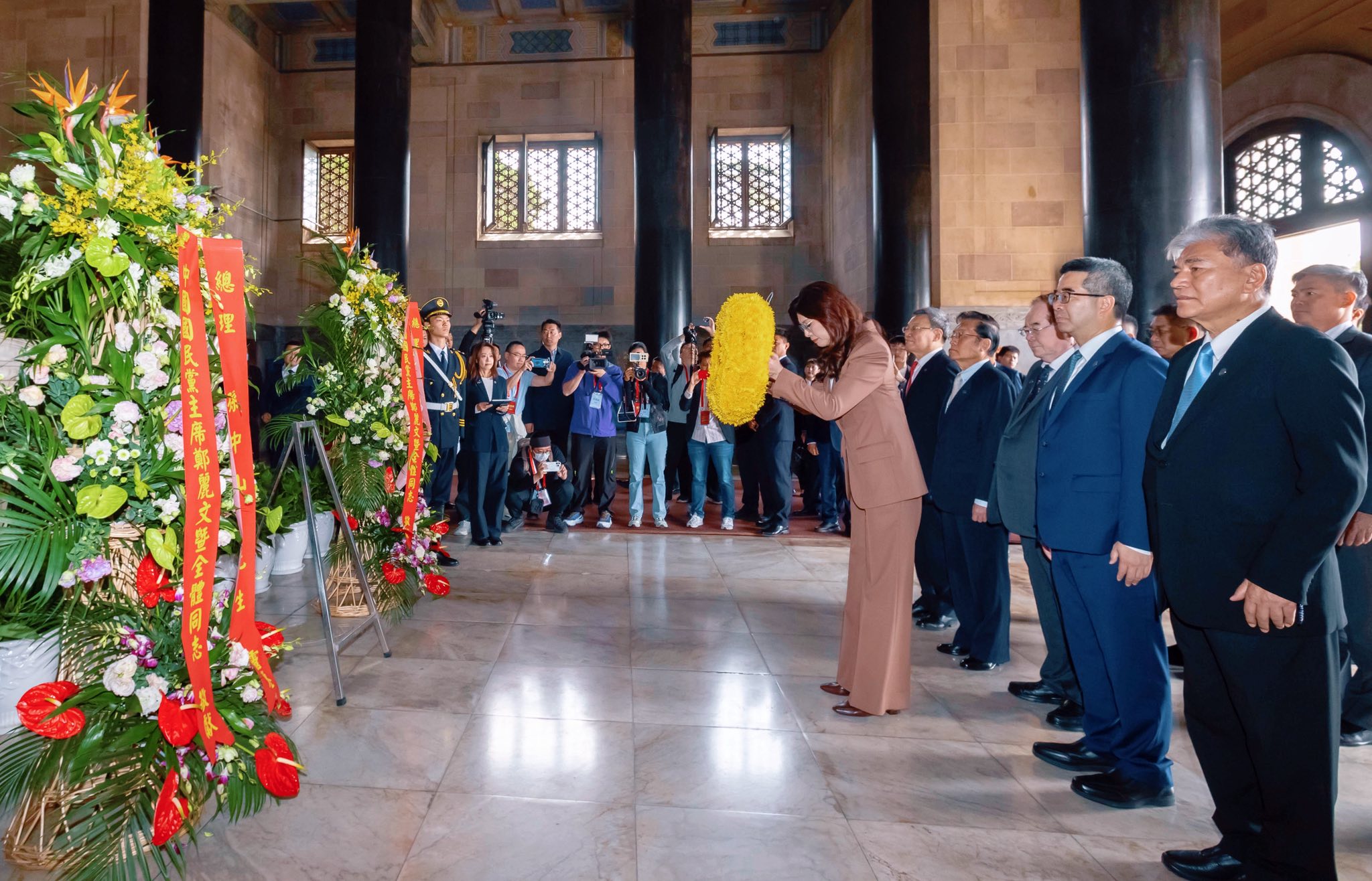 鄭麗文在中國南京拜謁孫中山，致詞時提到「中華民國」，梁文傑表示，那裡是中共給國民黨的「特別保護區」，中共媒體也不會報導。（翻攝自鄭麗文臉書）