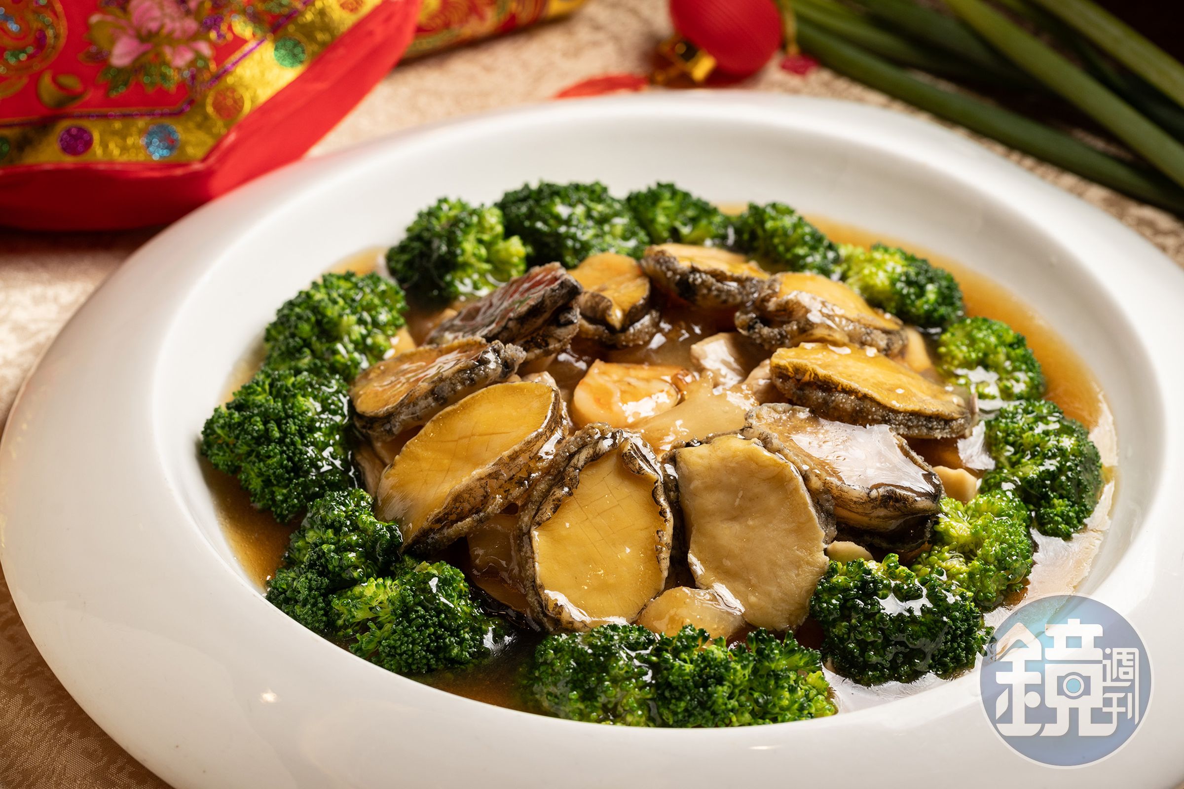 「原粒蠔皇煨鮑魚」淋上鮮美蠔油醬汁,既能吃到鮑魚的彈牙,還能品嘗花椰菜的清脆。(9,800元/10人桌菜)