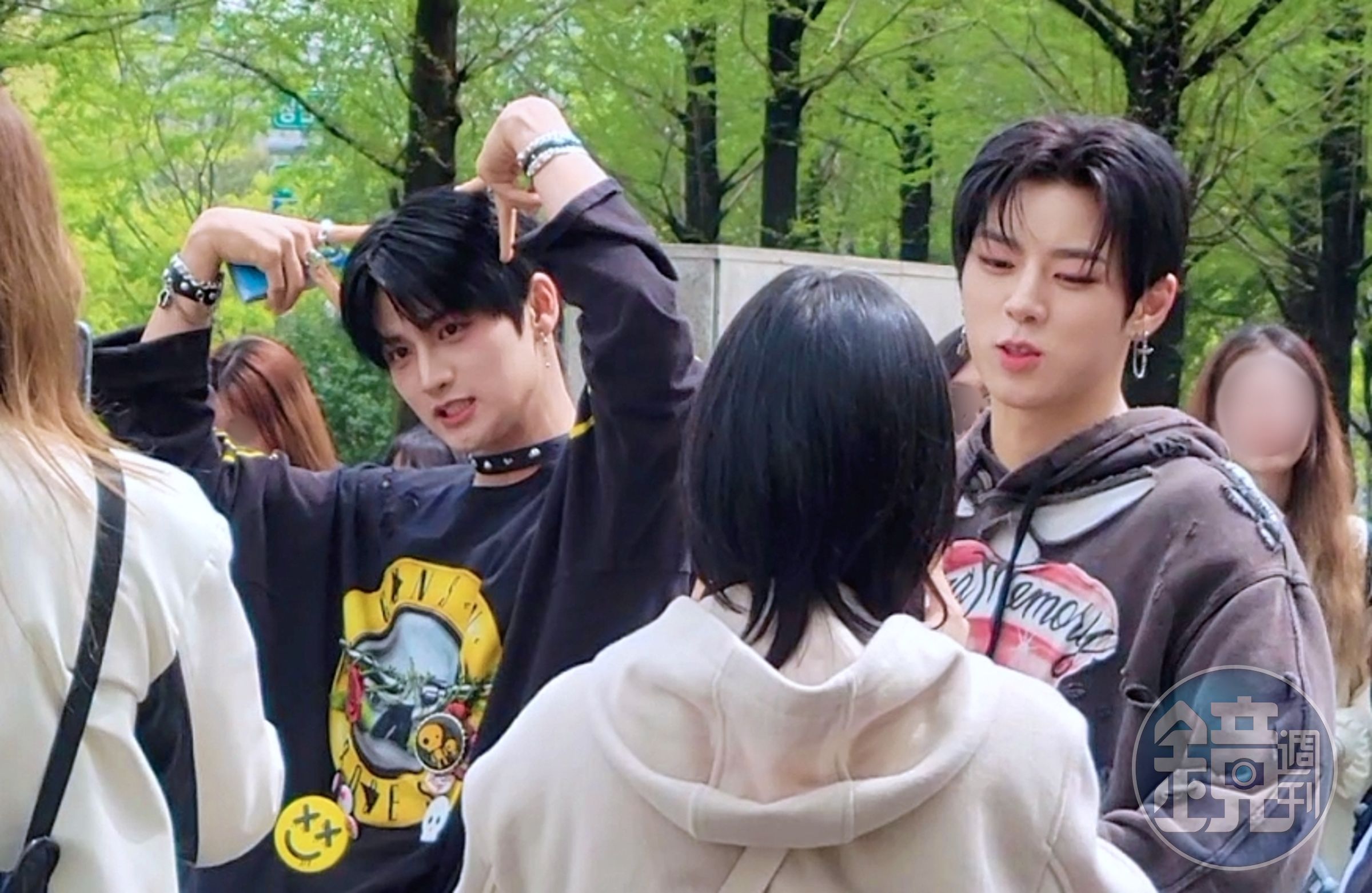 韓男團成員NOWADAYS成員YOON(左)、JINHYUK(右)今(16日)與粉絲進行「一日飯經」活動。