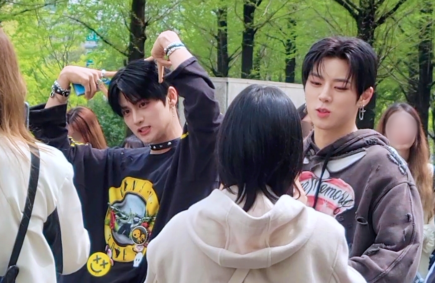 韓男團成員NOWADAYS成員YOON（左）、JINHYUK（右）今（16日）與粉絲進行「一日飯經」活動。