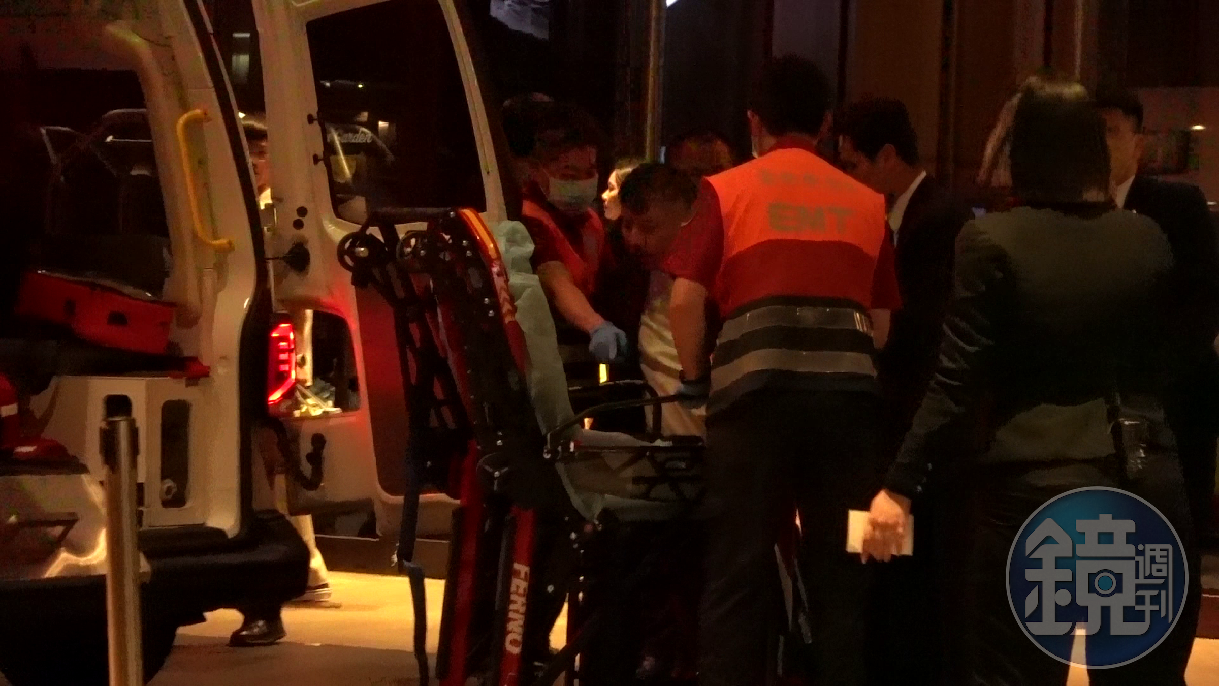 詹仁雄被攙扶到救護車前後,被抬上擔架上車送醫。