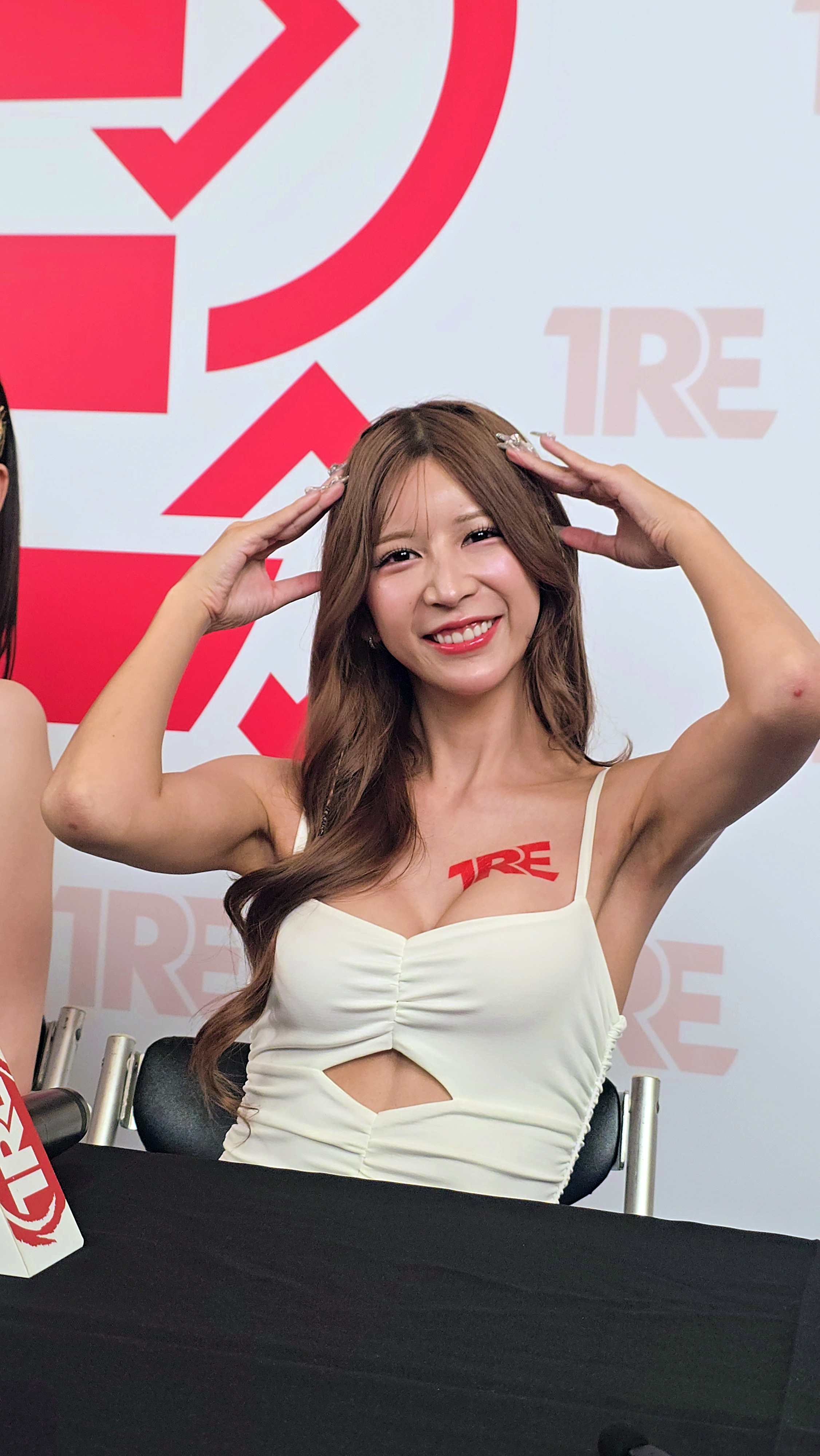 七森莉莉趁機宣傳她在新作品演害怕小強的不良太妹，邀請大家看她的反差表現。