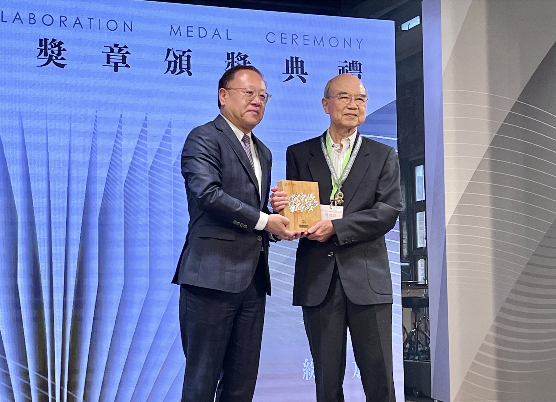 全集主編、洪範書店負責人葉步榮(圖右),為楊牧摯友及長年經營洪範書店的夥伴。(目宿媒體提供)