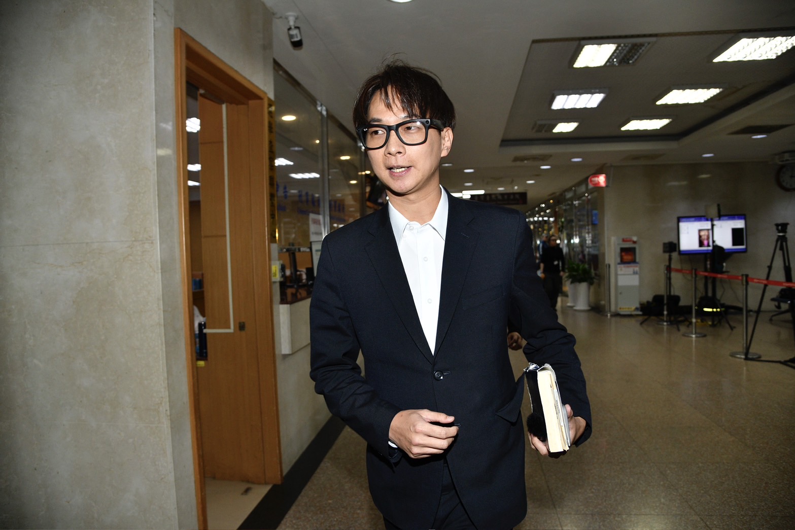 陳宥丞在四叉貓爆料後，雖表示應訊時未配戴該眼鏡。