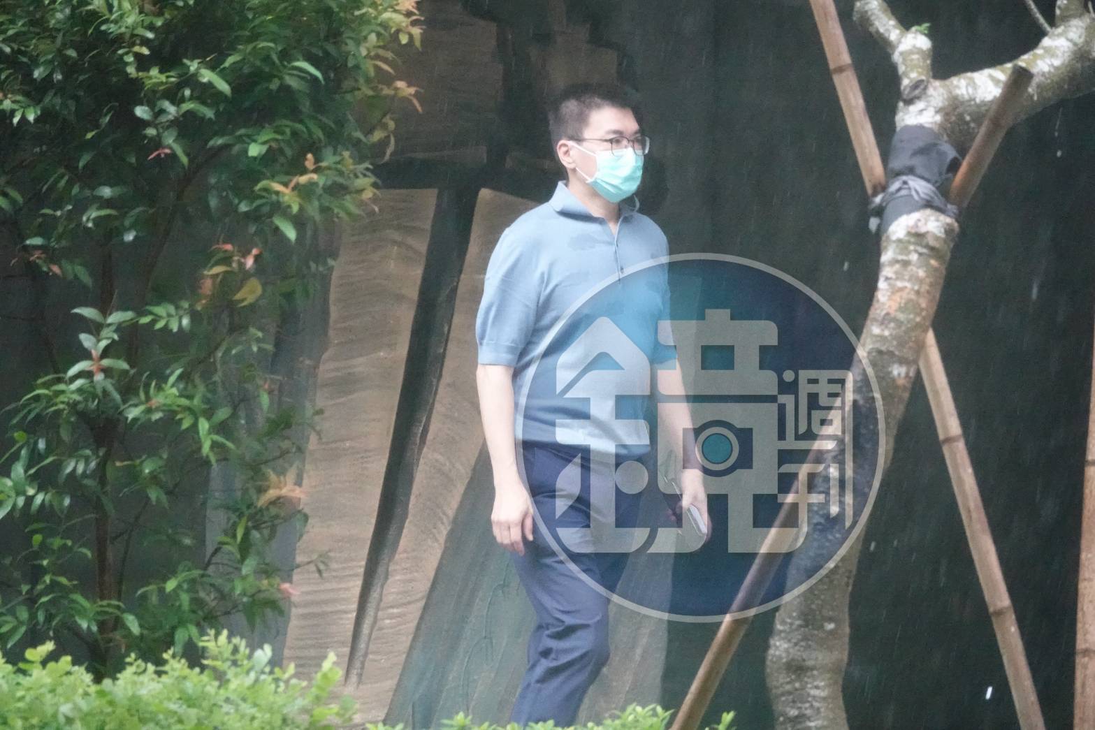 趙建銘神隱多日後,今天上午9點22分,被本刊獨家直擊戴著口罩現身台南市五妃街「趙建銘兆福脊椎骨科診所」外頭。