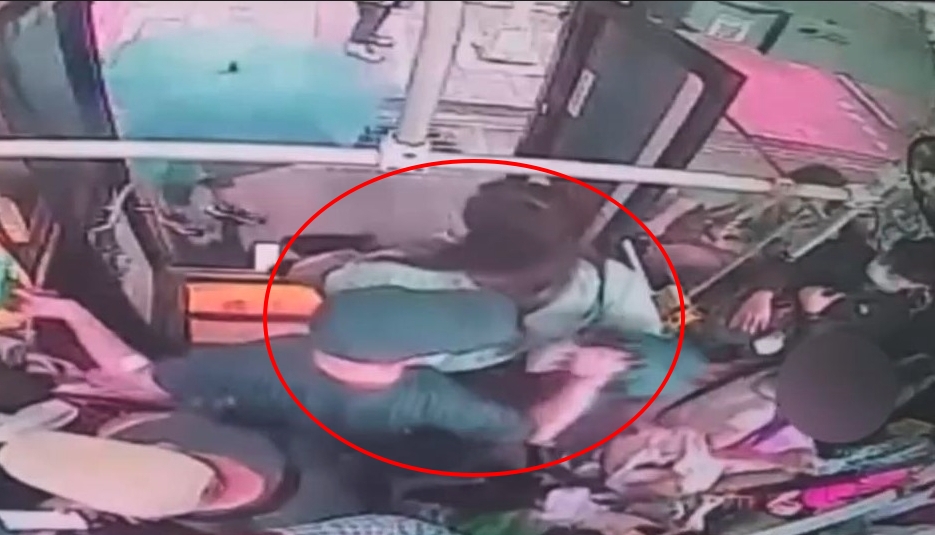 昨日早晨正值通勤尖峰,一名女高中生搭乘擁擠公車準備上學時,意外遭準備下車的陌生男子持雨傘攻擊受傷。(翻攝畫面)