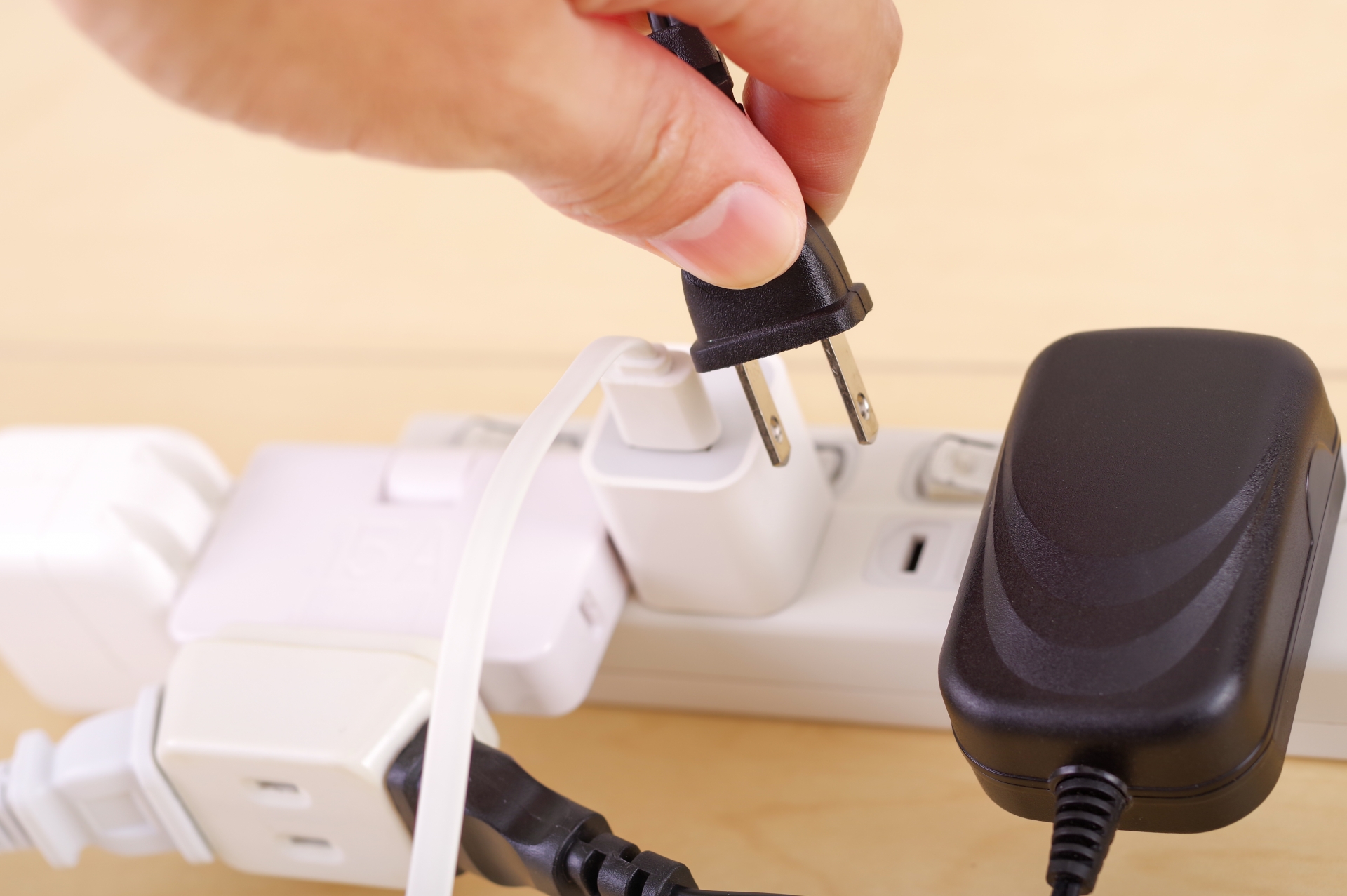 民眾使用延長線的機會很多，但消防粉專示警，線長線的電線絕對不能綁綁，也不能重壓或藏在地毯下，這些錯誤的行為都會造成火災發生的風險升高，圖為示意圖。（翻攝自PhotoAC圖庫）