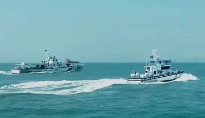 中國海警船至今已侵擾63次，這次甚至在24小時內兩度突襲，海巡署嚴密監控反制，正面迎戰中國灰色地帶戰術。（翻攝畫面）