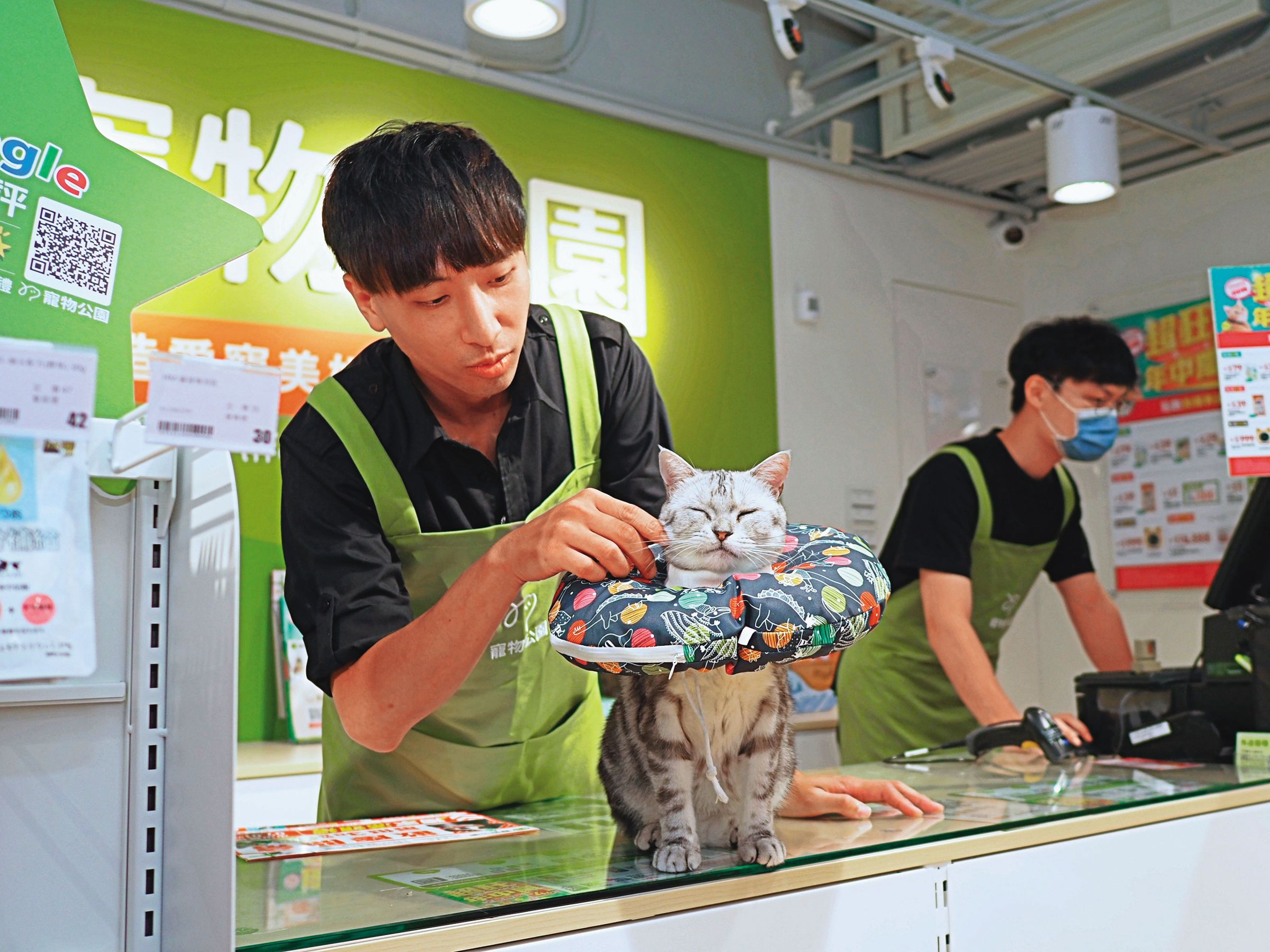 萬達寵物除了販售寵物日常生活百貨，也提供美容服務。