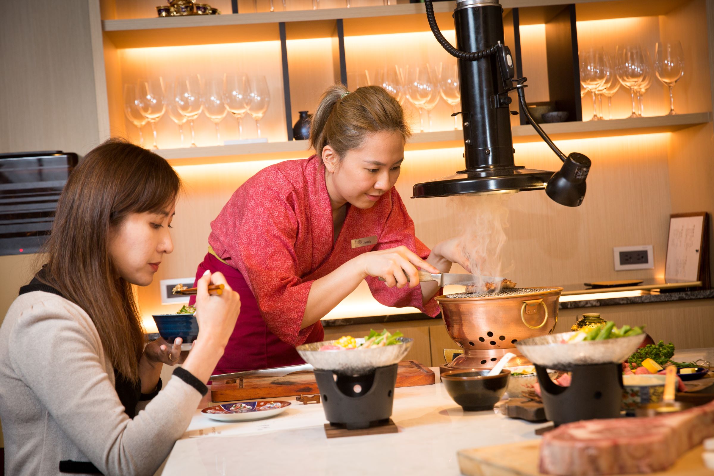 台灣燒肉天花板樂軒和牛專門店，除了頂級食材講究、派專人桌邊服務外，全台旗下五家店還各展精緻豪奢作風，台北仁愛店最新招數是打造起私人招待所，讓你跟朋友可以坐擁美食、娛樂一整晚。