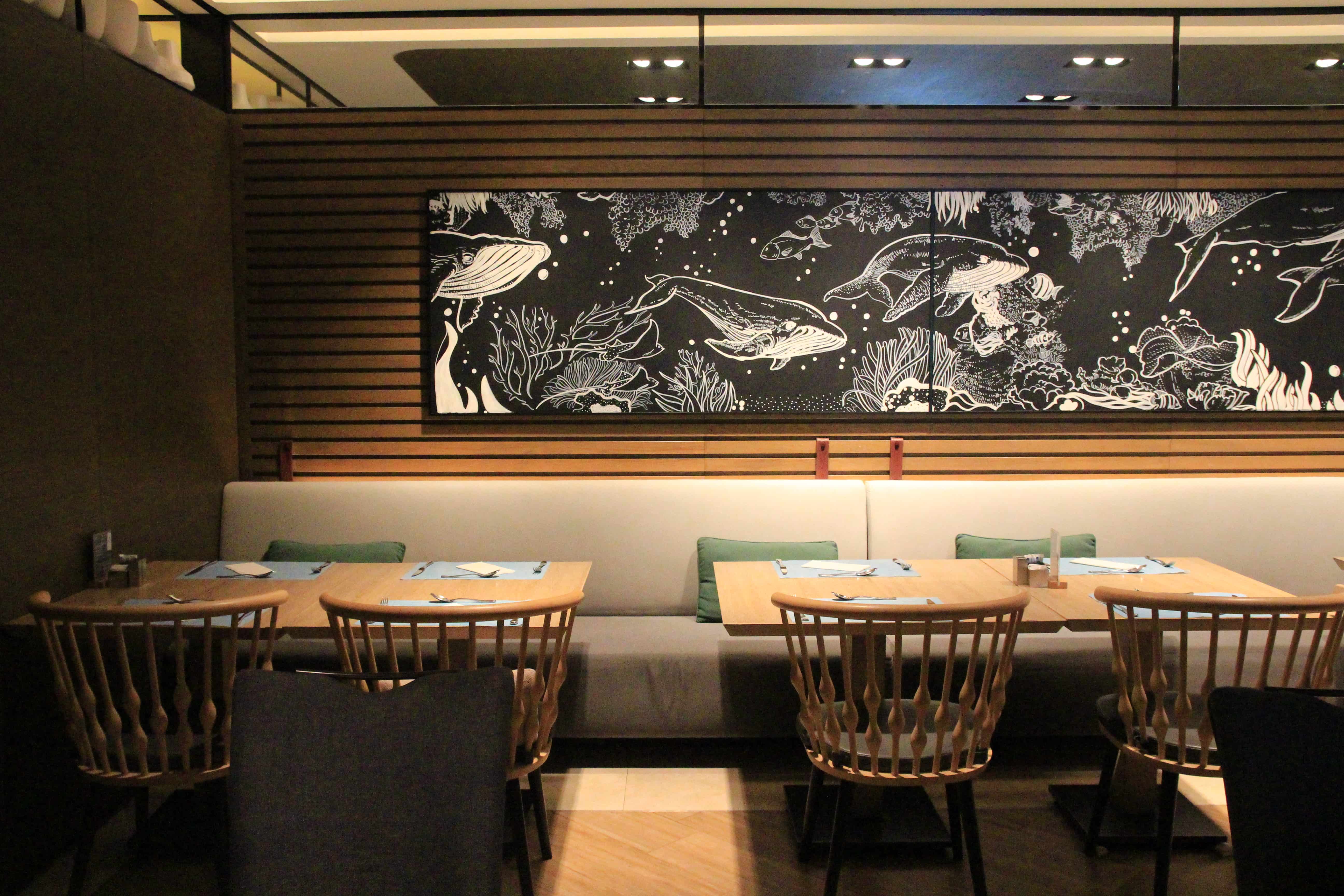 Marina Kitchen用餐環境隨處可見與海洋相關的裝飾和壁畫。