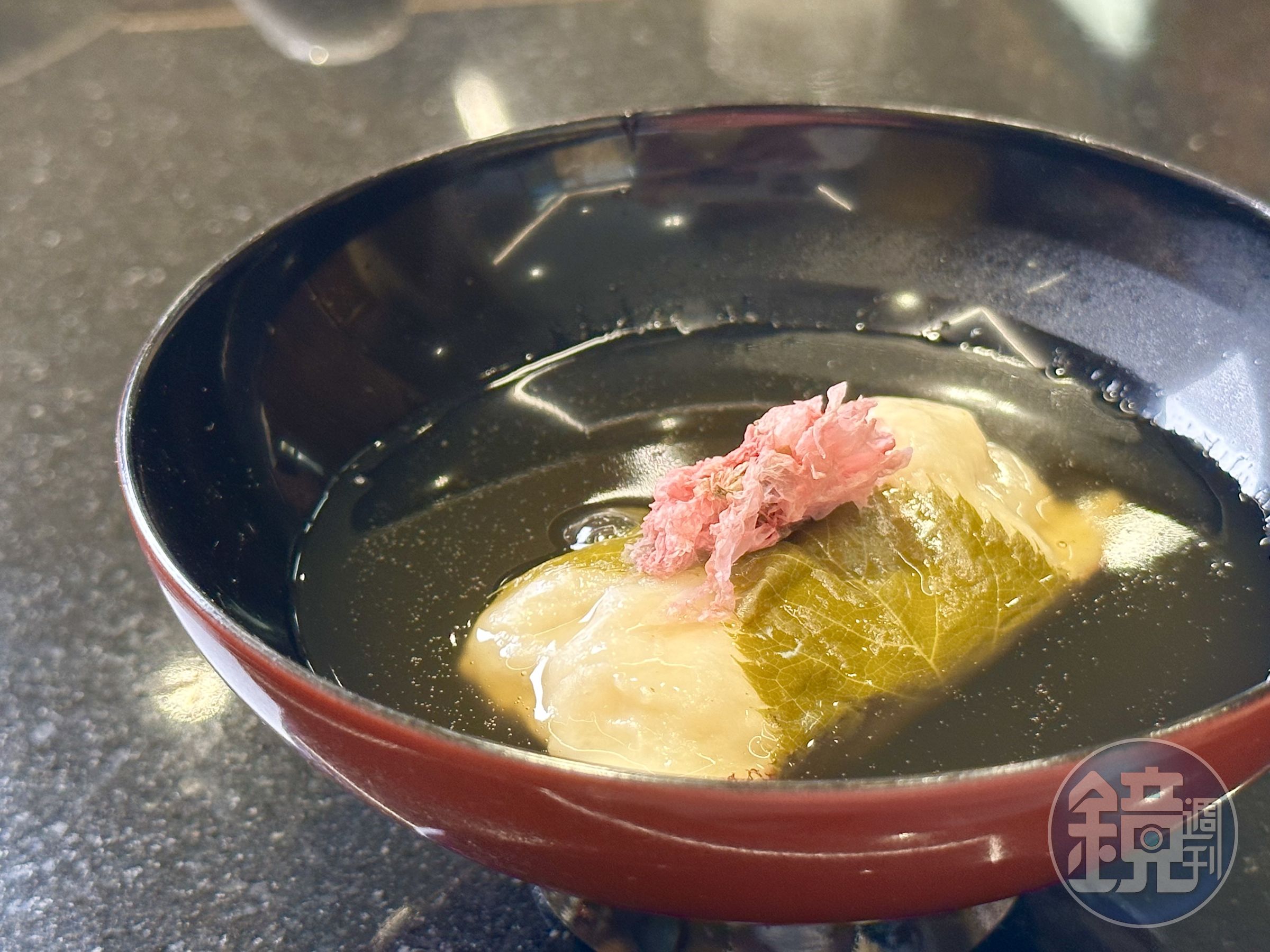 「紅鰷櫻餅」是把野生紅鰷與純花枝漿包進日本九重櫻葉子裡,再用昆布高湯煮熟,嘗來軟嫩鮮甜。