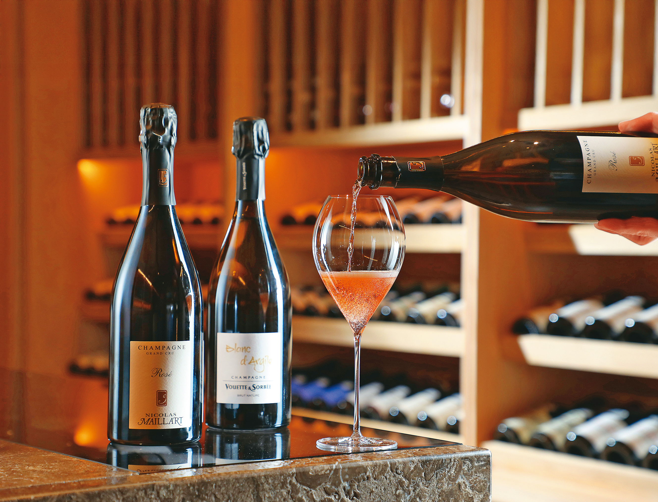 「NV Champagne, Blanc de Blancs, Brut Nature, Blanc d'Argile, R19, Vouette & Sorbée」（右，3,500元／瓶）溫潤成熟的水果與堅果香，適合搭佛跳牆與烏魚子；「NV Champagne, Rosé, Grand Cru, L20, Nicolas Maillart」（左，2,800元／瓶）的莓果香與花香，適合配紅蟳米糕或甜湯圓。