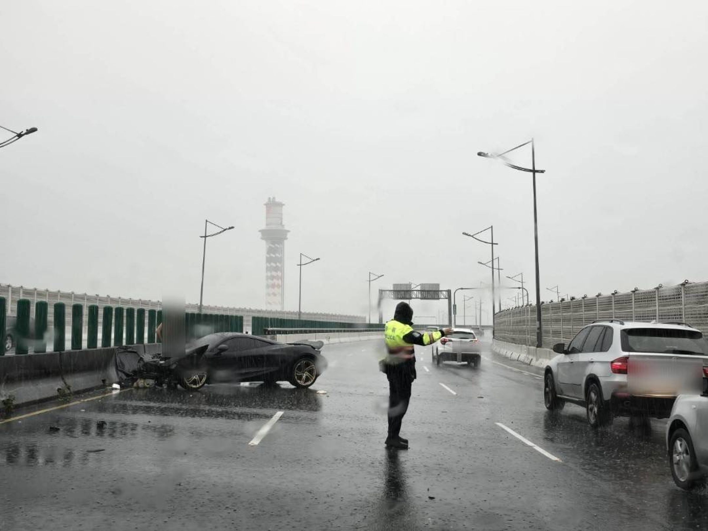 超跑自撞後停在路中央影響車流，警方隨即到場疏導。（翻攝畫面）