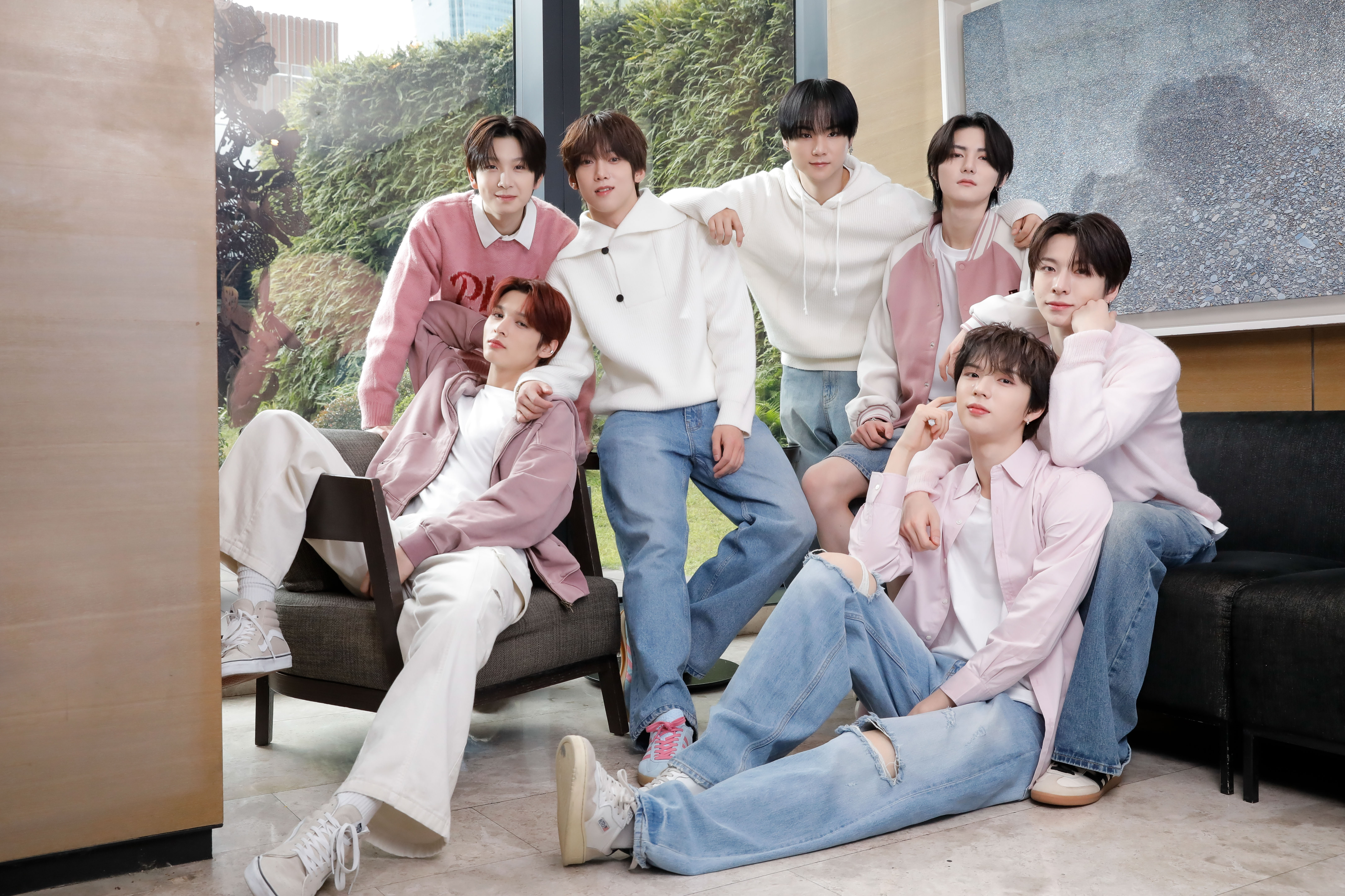 新人韓團AMPERS&ONE七位大男孩合宿趣事超多，如果有不能決定的事就交給「爬梯子遊戲」解決。（後排左到右：KYRELL、KAMDEN、SIYUN、SEUNGMO、JIHO，前排左、右： MACKIAH、BRIAN）