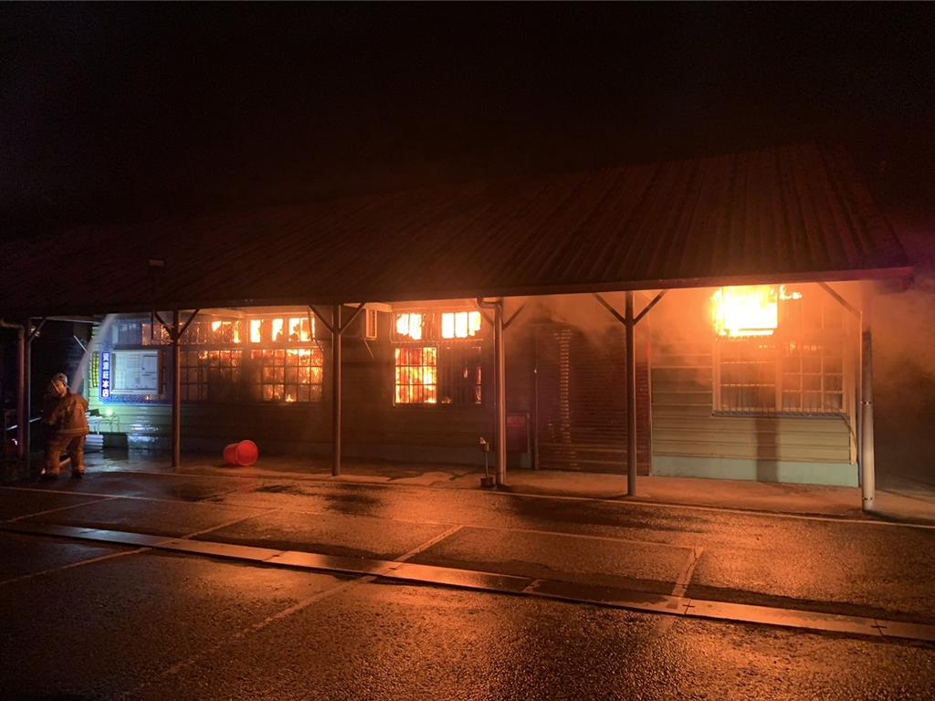 新竹縣竹東鎮的資源莊冰店昨晚發生火災，付之一炬。（竹縣消防局提供）