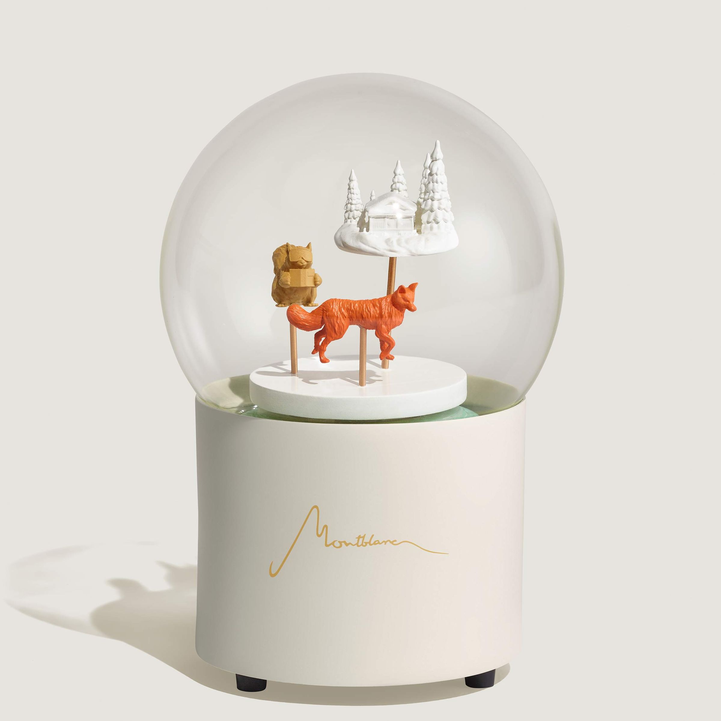 水晶球音樂盒內飾有微型山間小屋、狐狸和正在閱讀的松鼠。(MONTBLANC提供)