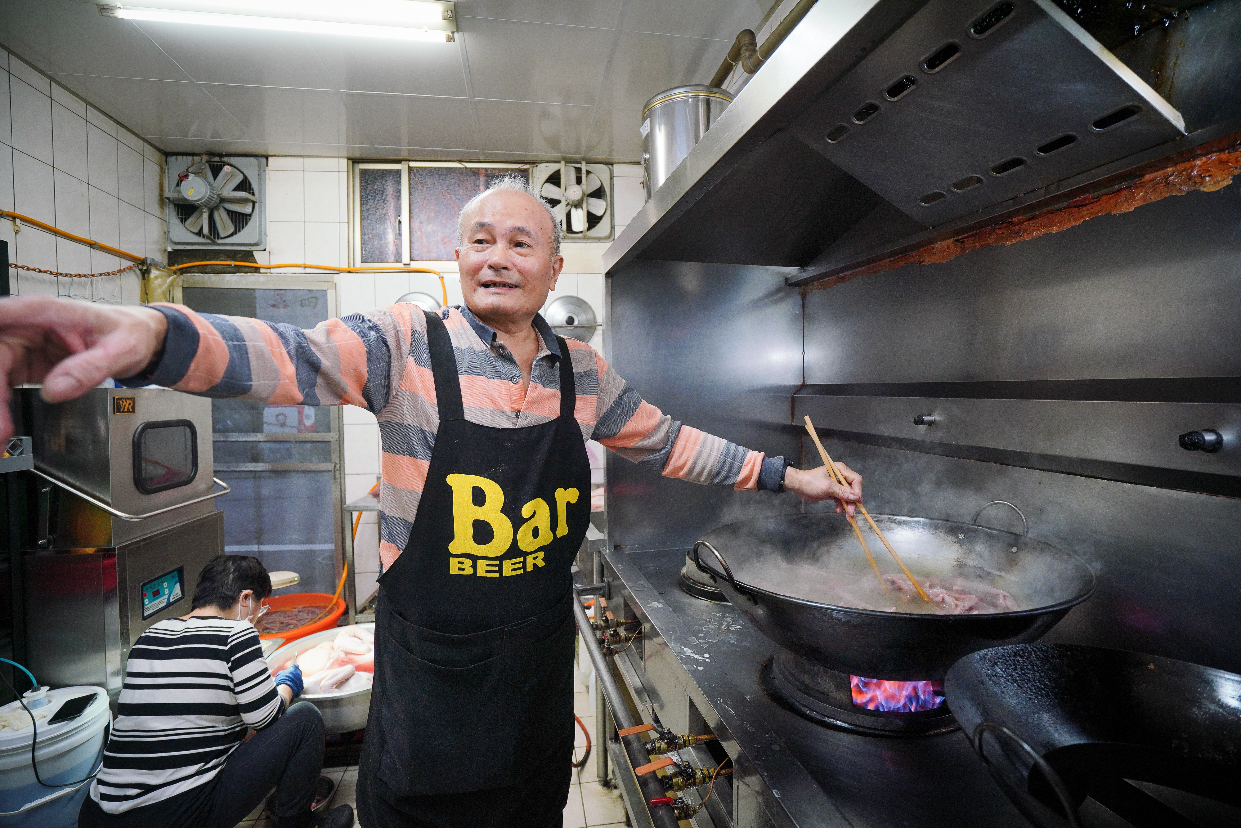 侯翔笙笑說，是因為怕在老家娶不到妻才北漂。44年前他為幫出外人補身體，賣薑母鴨創業。