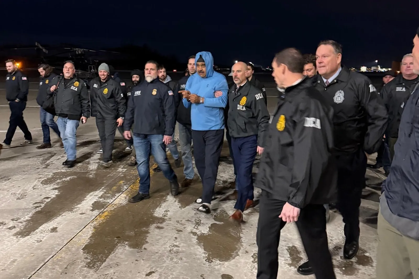 美軍奇襲活逮總統馬杜羅夫婦，在台灣意外引爆親中名嘴「集體翻車」的11傻現象。（翻攝自X@sentdefender）