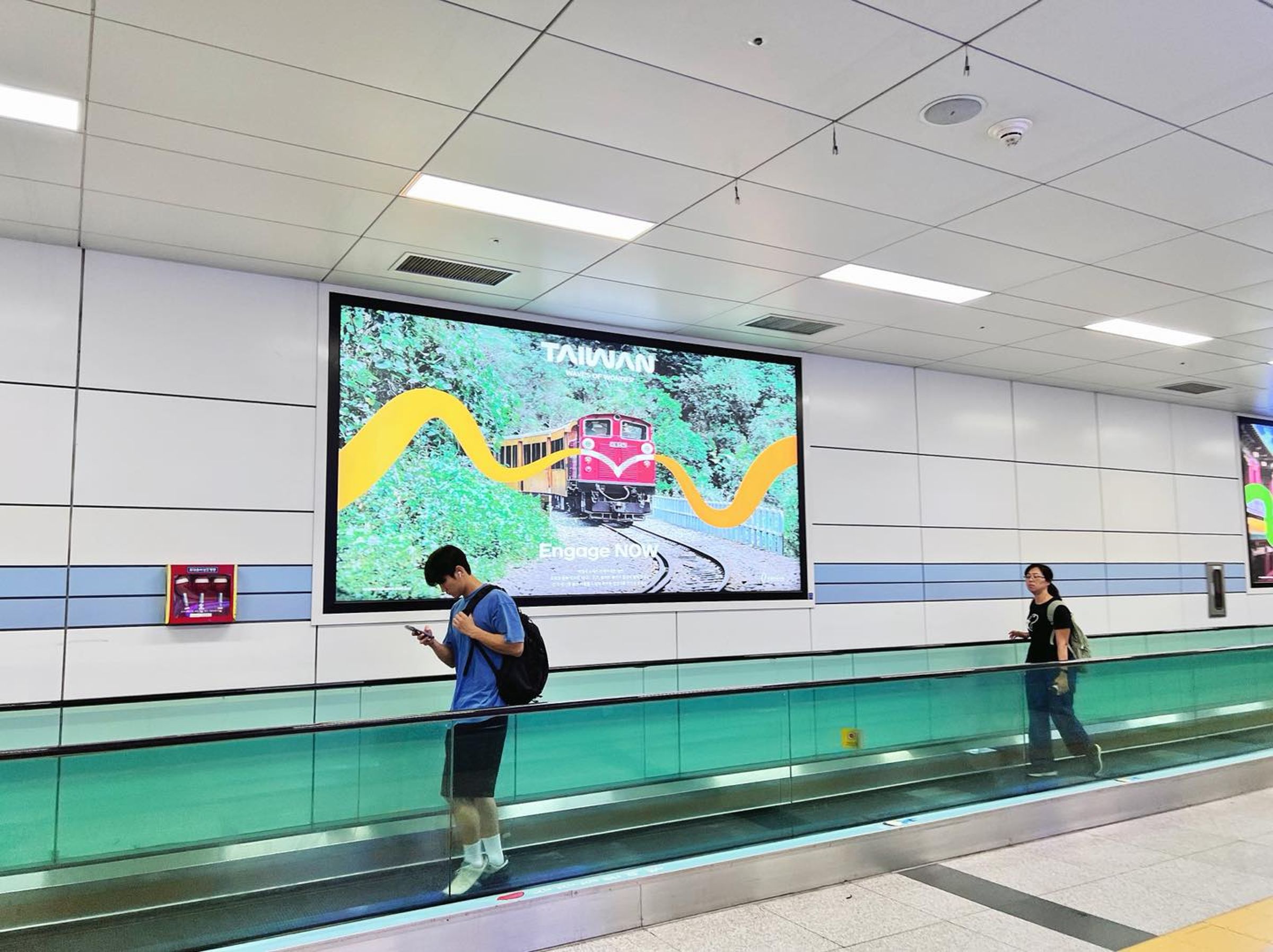 首爾地鐵站的3幅台灣廣告曝光。這張阿里山小火車,部落客直言:「對韓國人來說可能只是一台顏色可愛的通勤工具。」(翻攝自臉書 @不奇而遇 Steven & Sia)