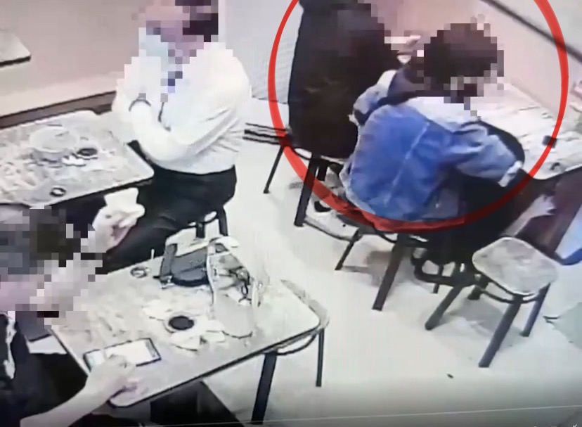 詐騙車手高男與上游相約在麻油雞店面交贓款，還點來麻油雞慶功。（翻攝畫面）