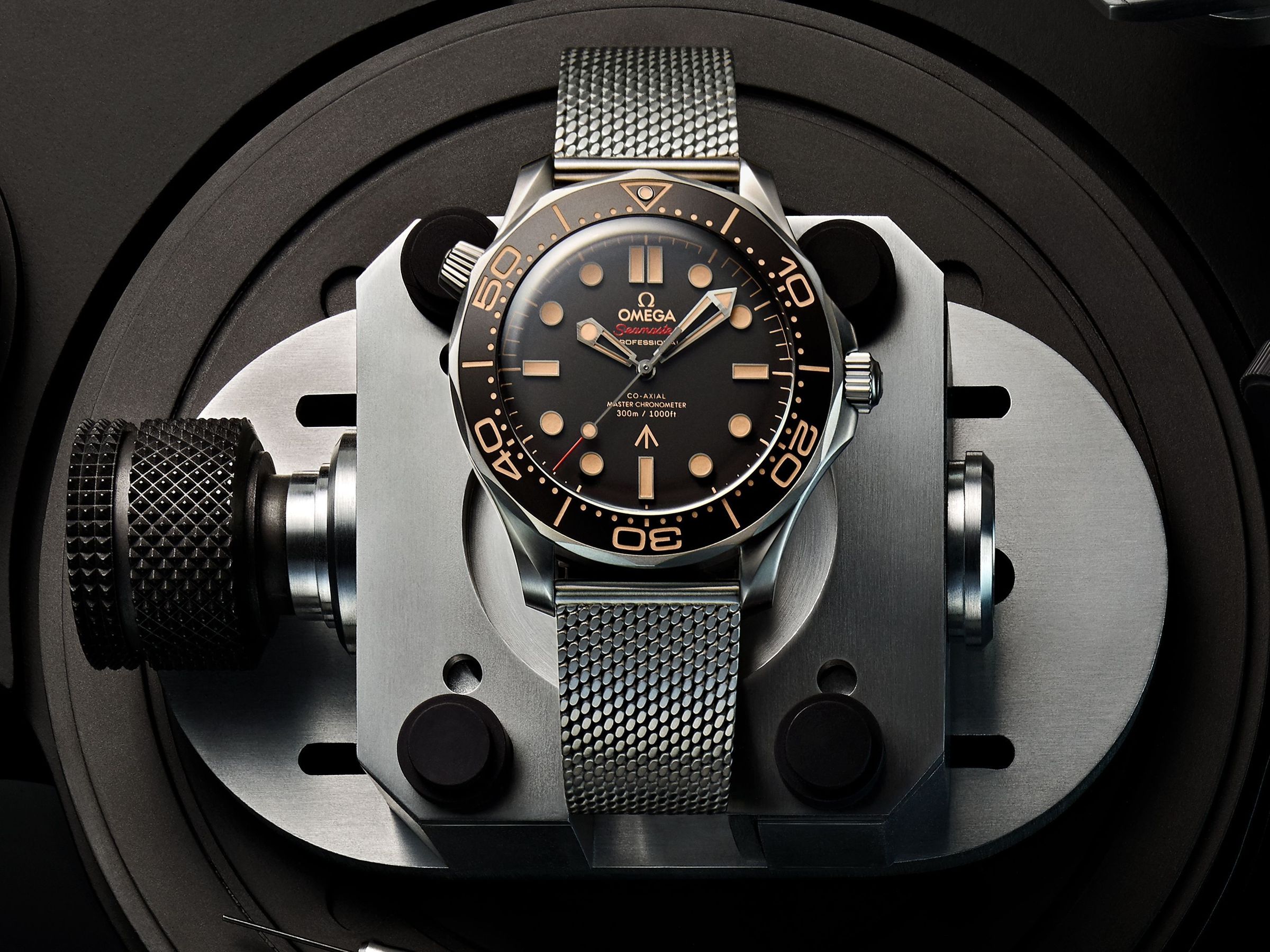 2021年發表的Seamaster Diver 300M “No Time to Die”是007演員首次參與設計的聯名錶款。。