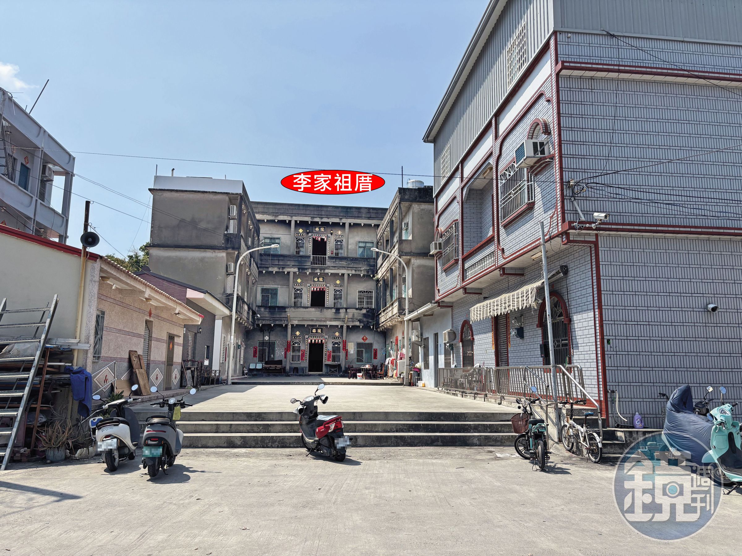 李四川遭控農地違建的鐵皮屋,對街就是胞弟李賜福開的民宿,李家祖厝也僅幾步之遙。(讀者提供)