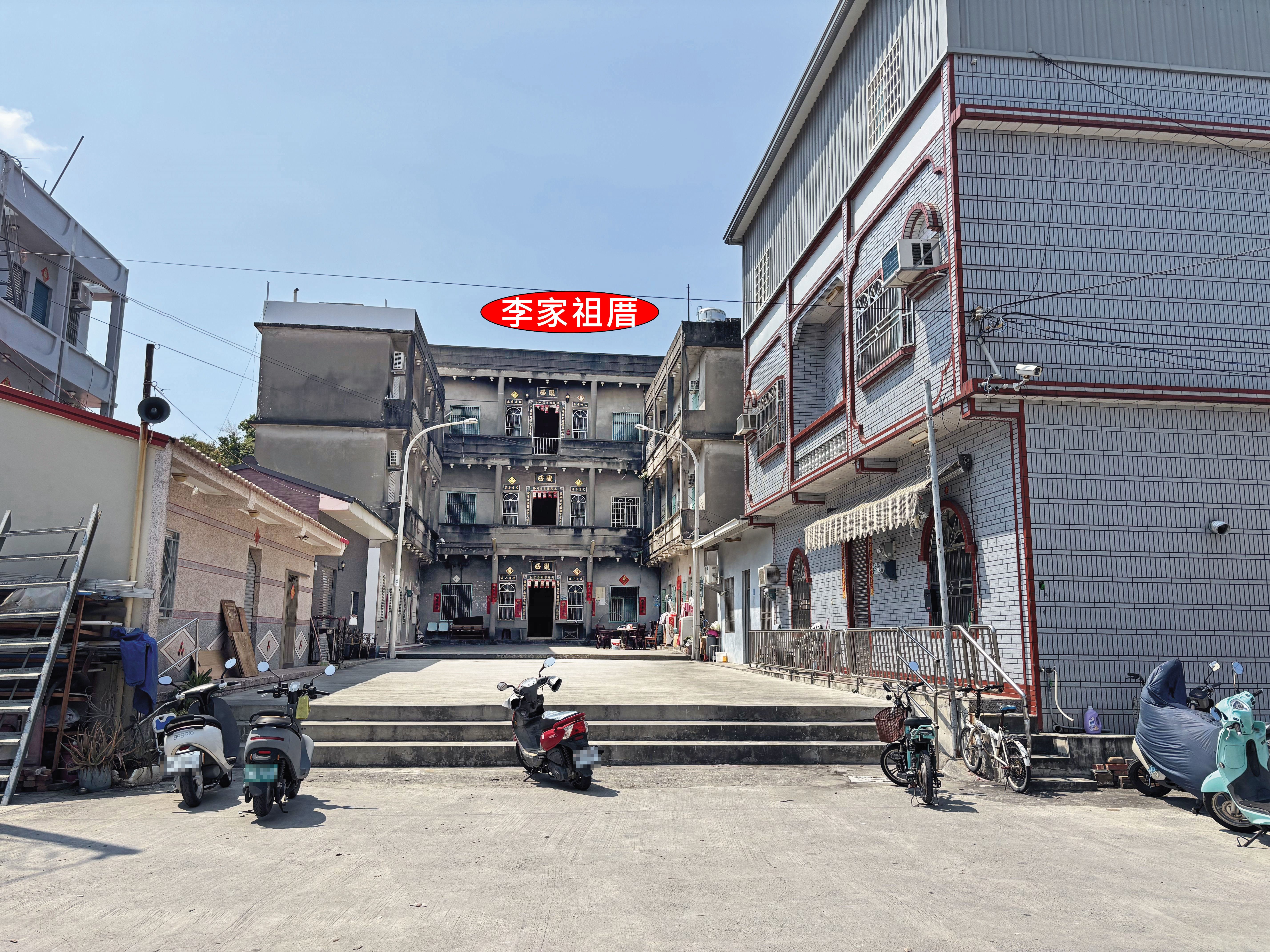 李四川遭控農地違建的鐵皮屋，對街就是胞弟李賜福開的民宿，李家祖厝也僅幾步之遙。（讀者提供）