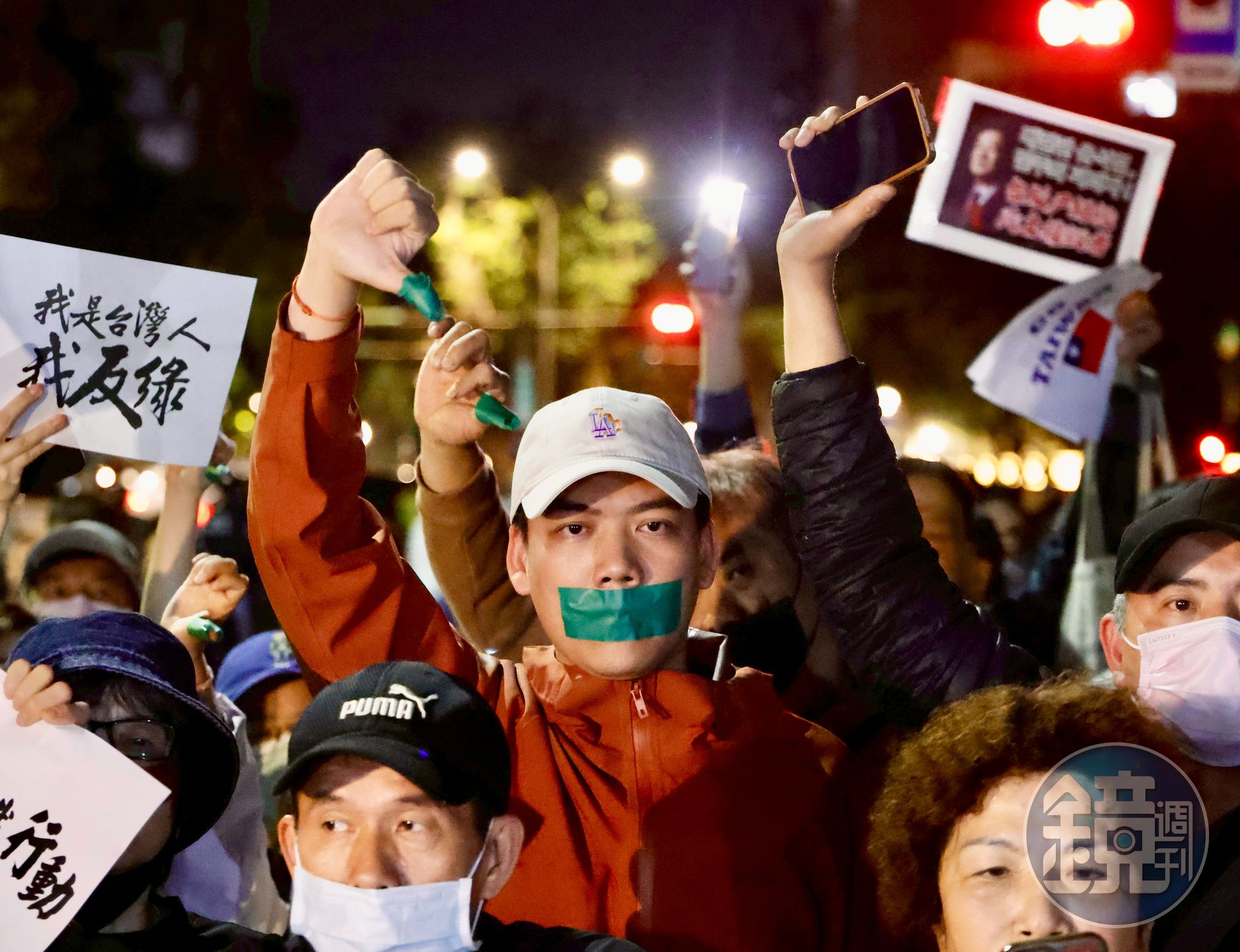 「罷吳四騎士」賴苡任(中)昨晚在抗議現場發言時,竟自曝先前交保的相關內幕,結果遭到律師上前搶麥阻止。