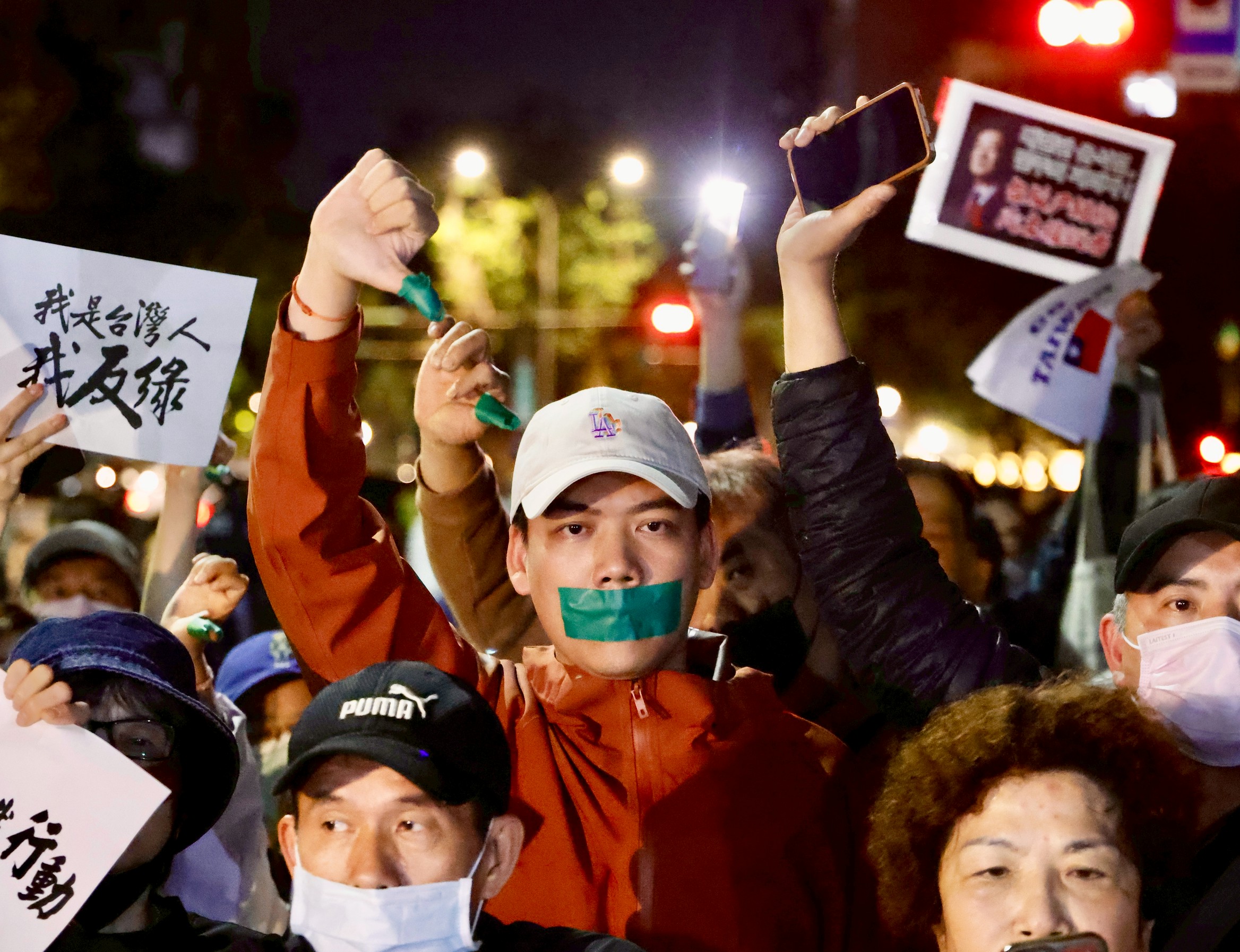 「罷吳四騎士」賴苡任（中）昨晚在抗議現場發言時，竟自曝先前交保的相關內幕，結果遭到律師上前搶麥阻止。