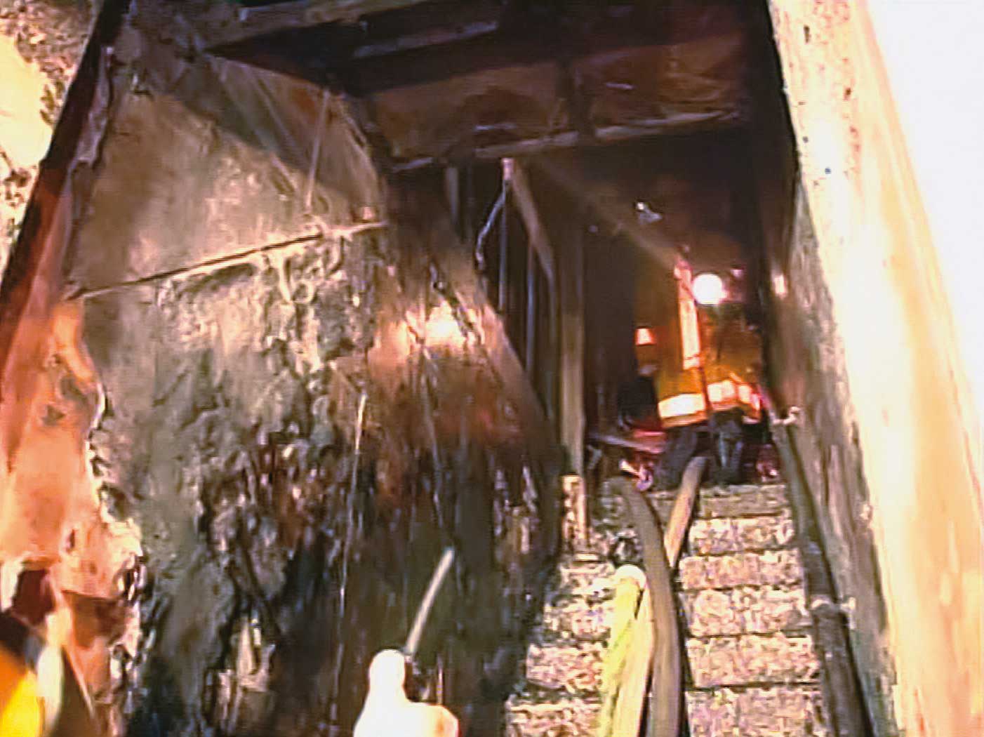 公寓一、二樓的樓梯間遭汽油彈縱火，現場滿目瘡痍。（東森新聞提供）