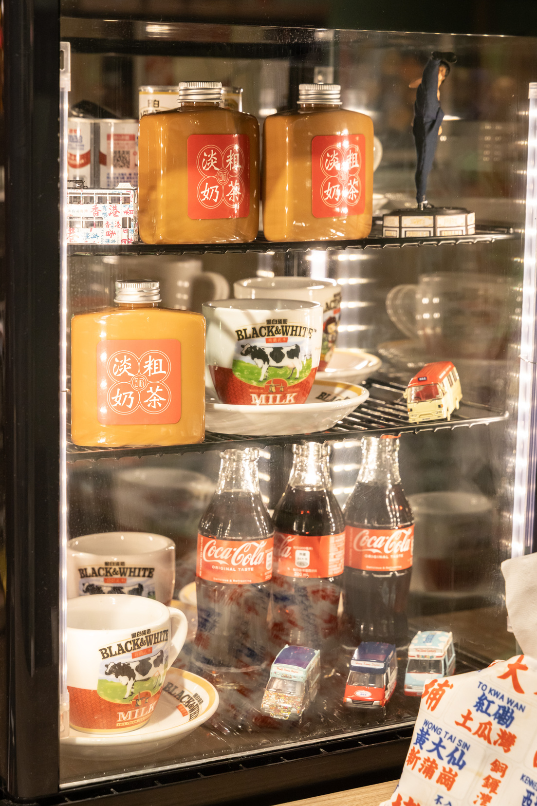 飲品也有濃厚的港式奶茶「淡奶粗茶」。（淡奶粗茶80元／瓶）