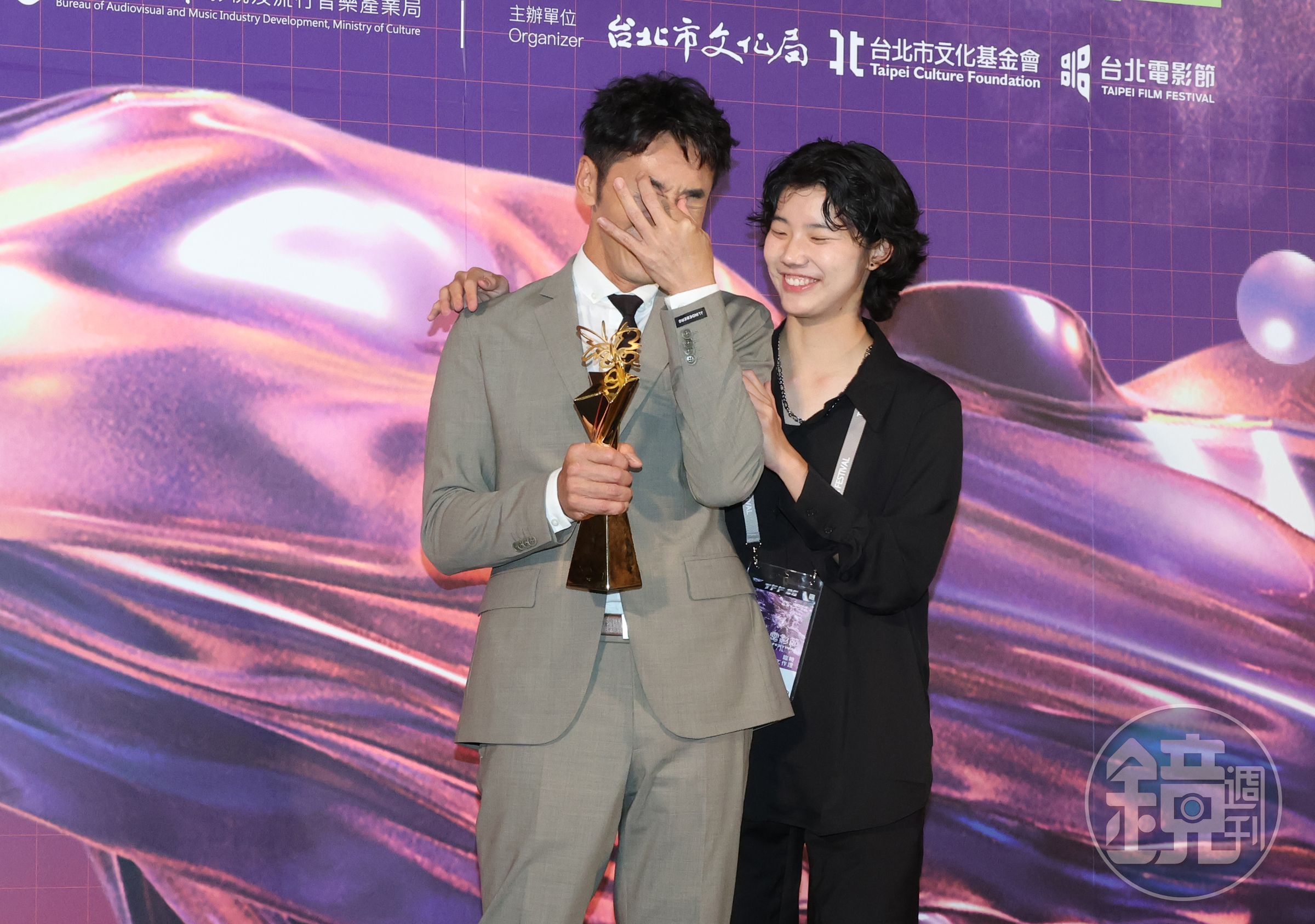 李李仁（左）得獎一時激動，女兒荳荳（右）連忙前來安撫他的情緒，其實今天他的造型也都是女兒挑的。