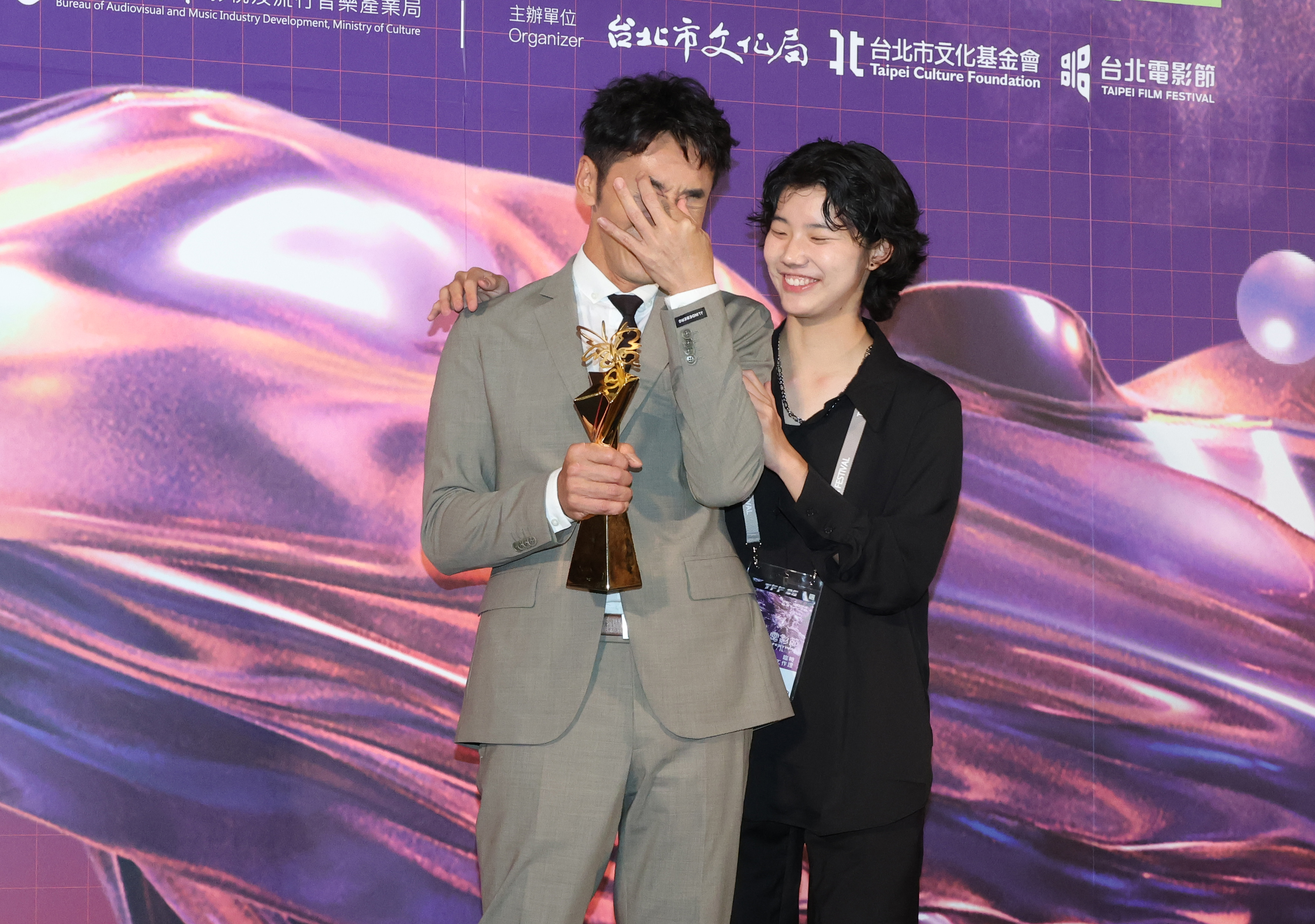 李李仁（左）得獎一時激動，女兒荳荳（右）連忙前來安撫他的情緒，其實今天他的造型也都是女兒挑的。