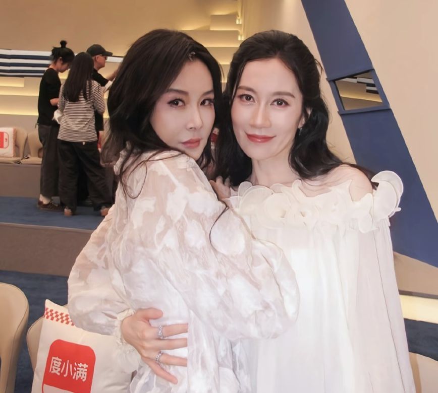 57歲蕭薔 與47歲的中國演員溫崢嶸,在《乘風2026》中互動精彩。微博