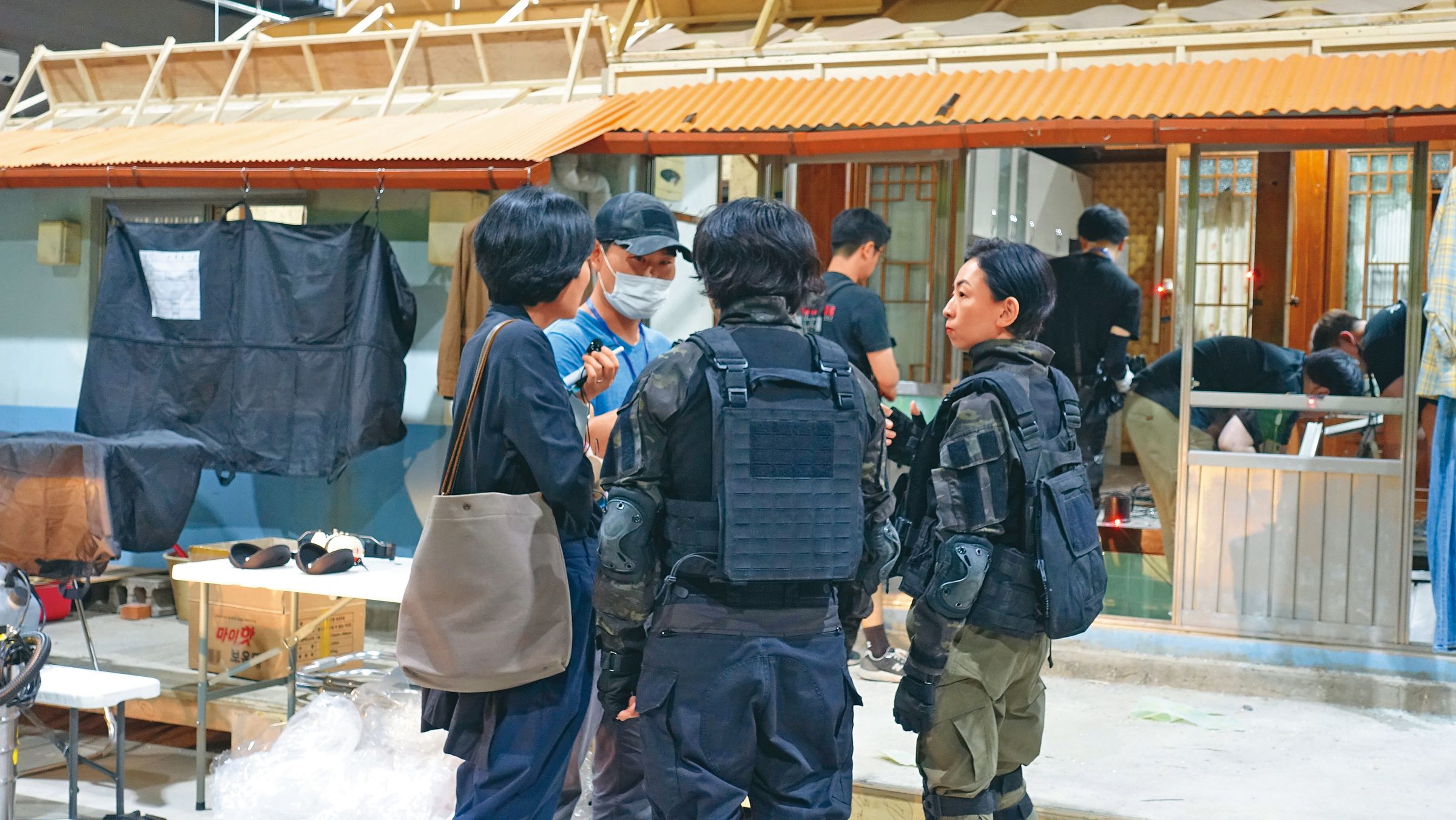 《殺人者購物中心2》女主角鄭智安的家實景位於韓國慶尚南道統營市,另在棚內等比搭建同樣的房子(圖),拍攝動作、爆破戲。(Disney+提供)